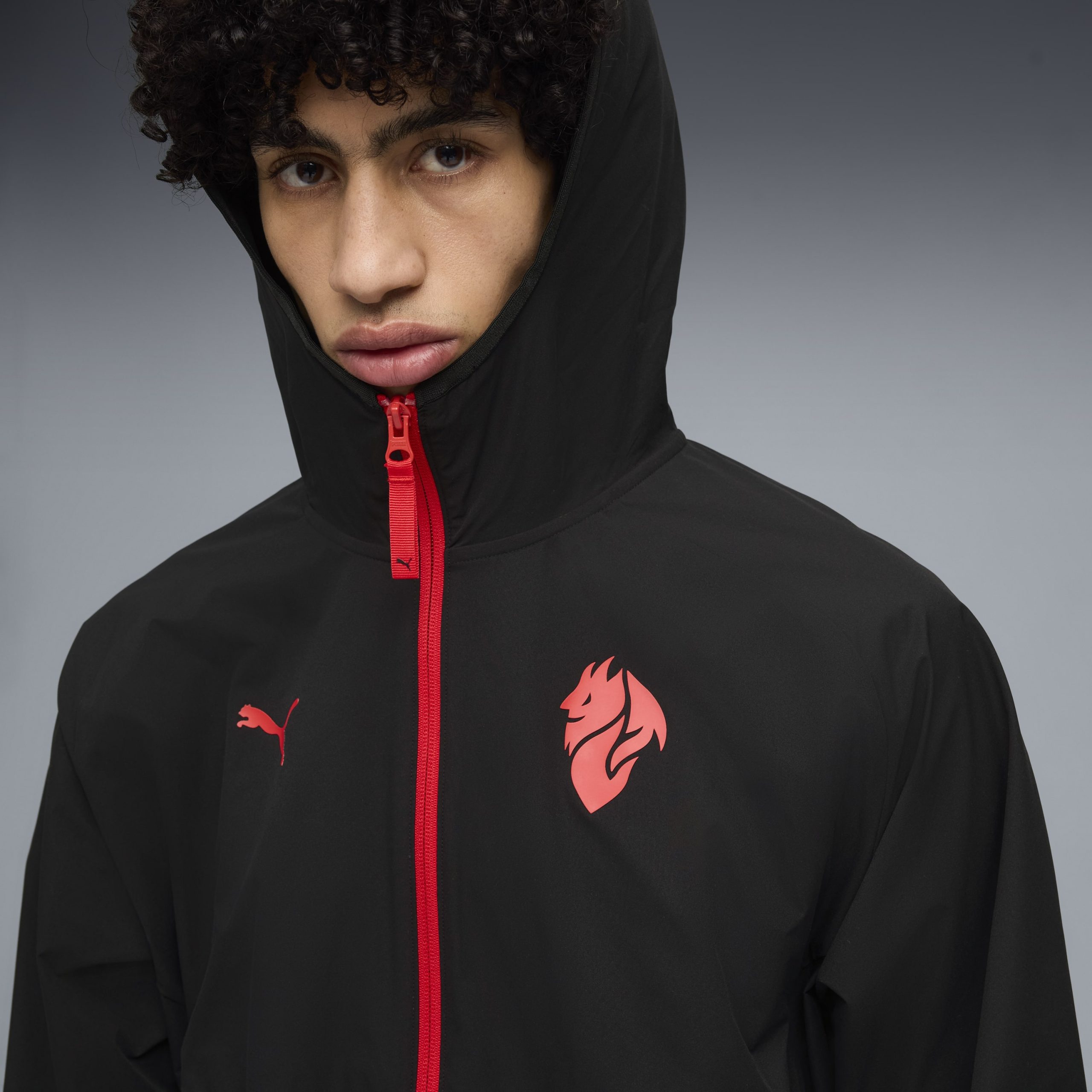 PUMA AC Milan Pumatech Woven Trainingspak Hooded Full-Zip 2025-2026 Zwart Rood PUMA AC Milan Pumatech Woven Trainingspak Hooded Full-Zip 2025-2026 Zwart Rood - Afbeelding 4
