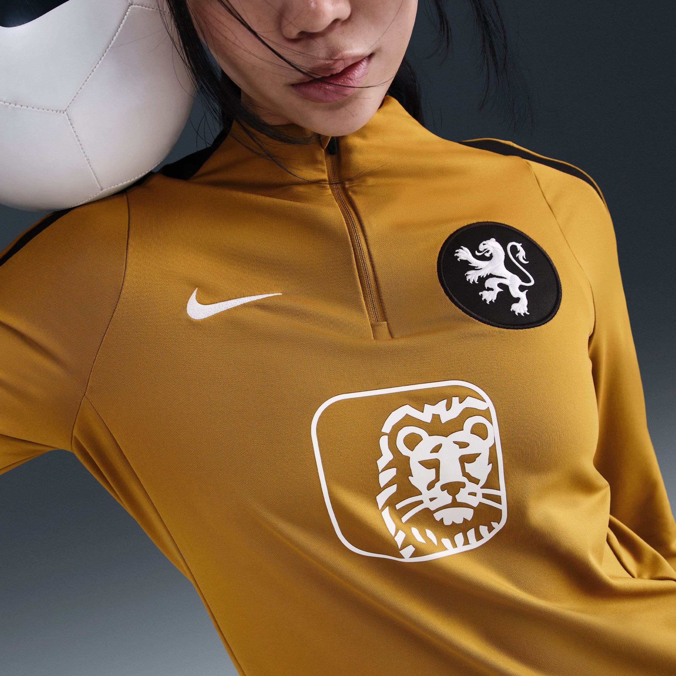 Nike Nederland Strike Trainingspak 1/4-Zip OranjeLeeuwinnen 2025-2027 Dames Brons Zwart Wit Nike Nederland Strike Trainingstrui 1/4-Zip OranjeLeeuwinnen 2025-2027 Dames Brons Zwart Wit - foto 3