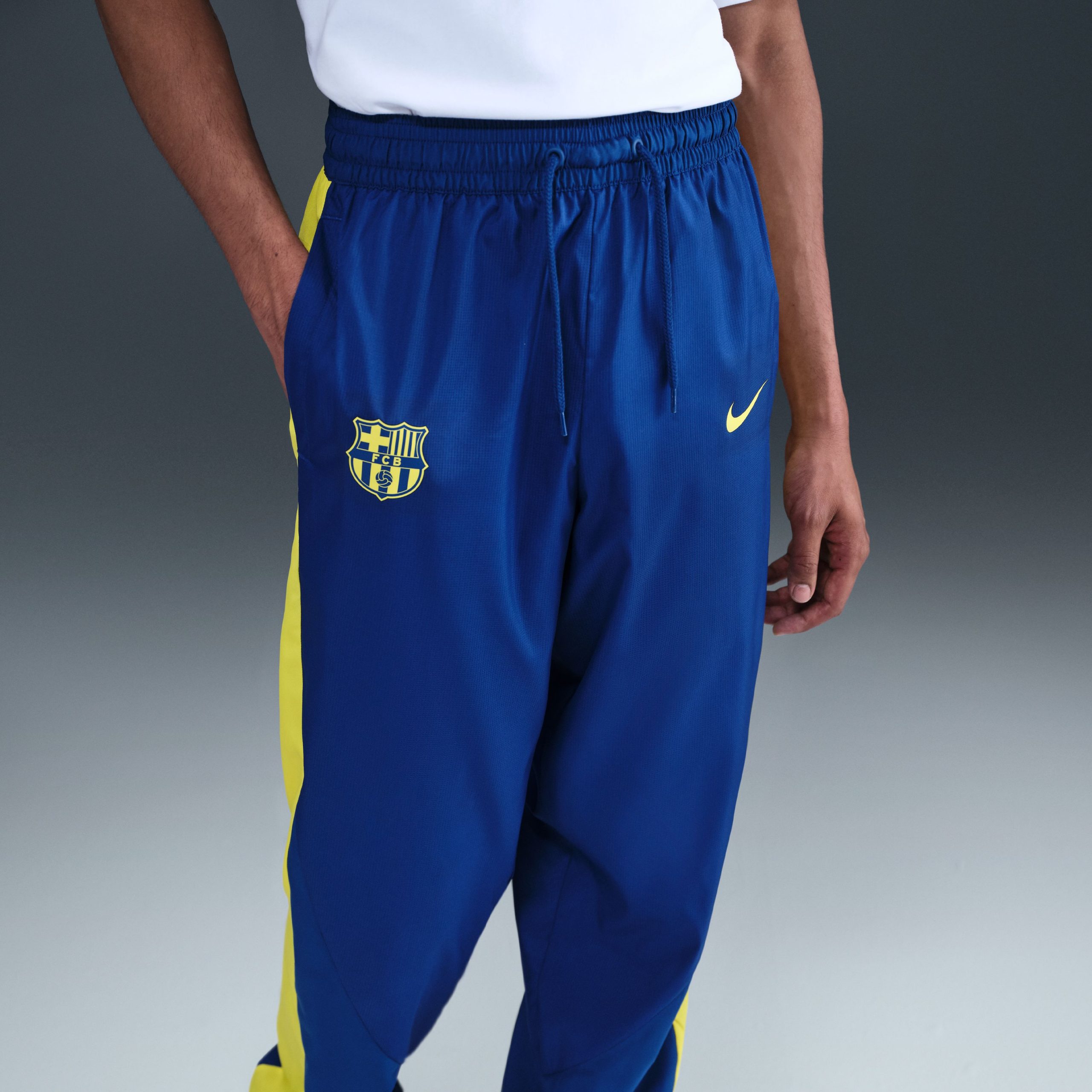 Nike FC Barcelona Woven Trainingsbroek 2025-2026 Donkerblauw Geel Nike FC Barcelona Woven Trainingsbroek 2025-2026 Donkerblauw Geel - foto 3
