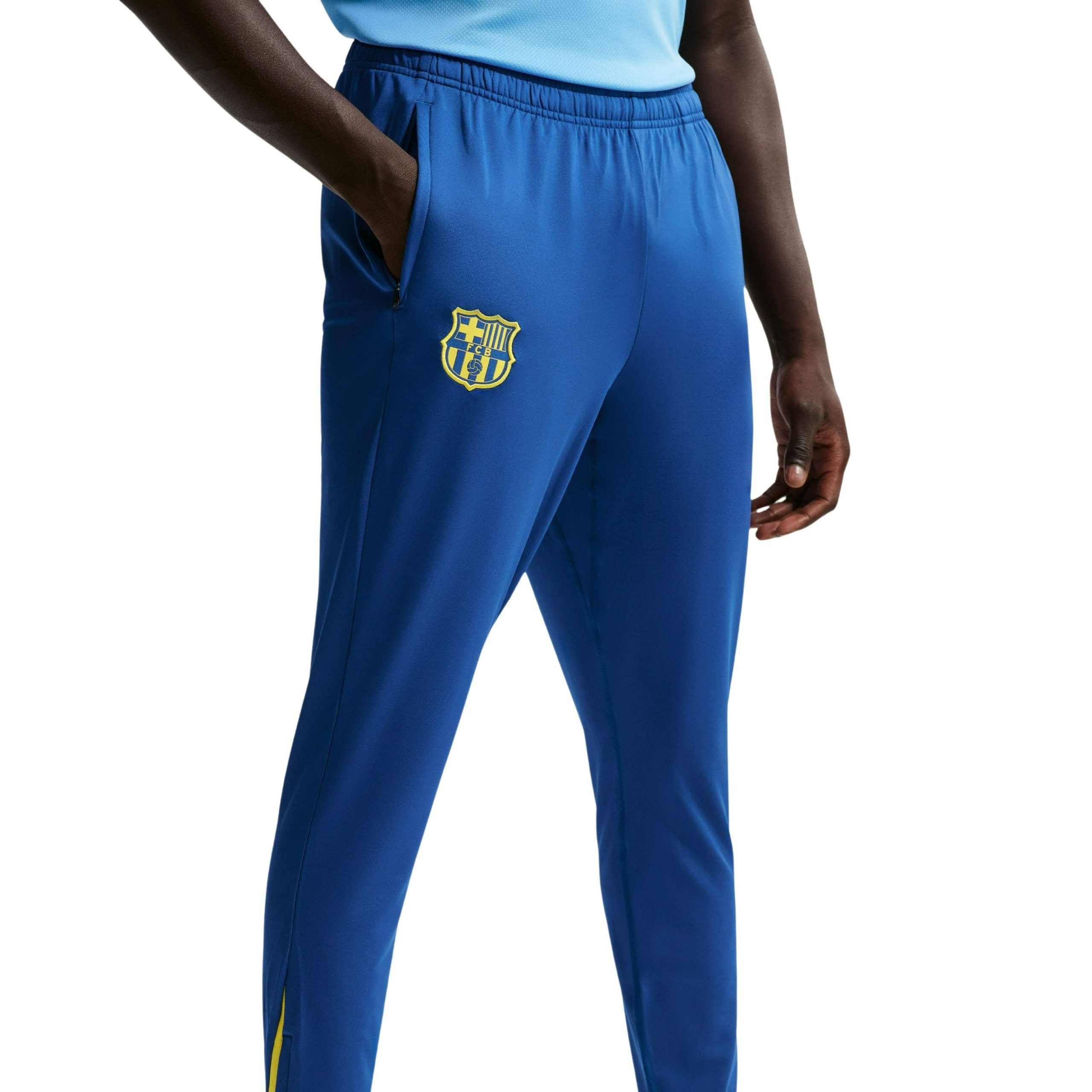 Nike FC Barcelona Strike Trainingsbroek 2025-2026 Donkerblauw Felgeel Nike FC Barcelona Strike Trainingsbroek 2025-2026 Donkerblauw Felgeel