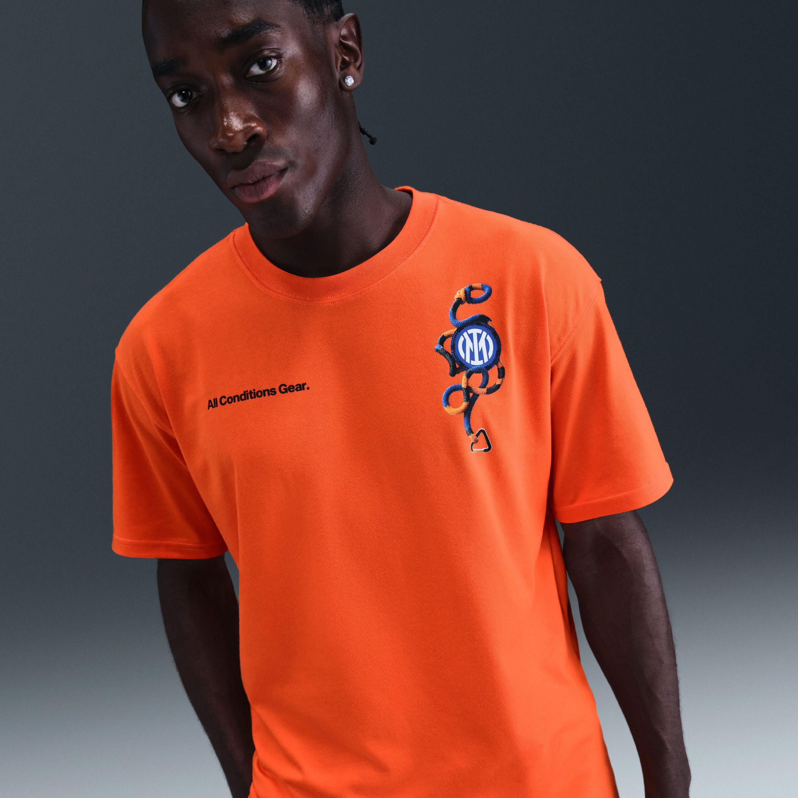 Nike Inter Milan X ACG T-Shirt 2025-2026 Oranje Donkerblauw Wit Nike Inter Milan X ACG T-Shirt 2025-2026 Oranje Donkerblauw Wit - foto 3