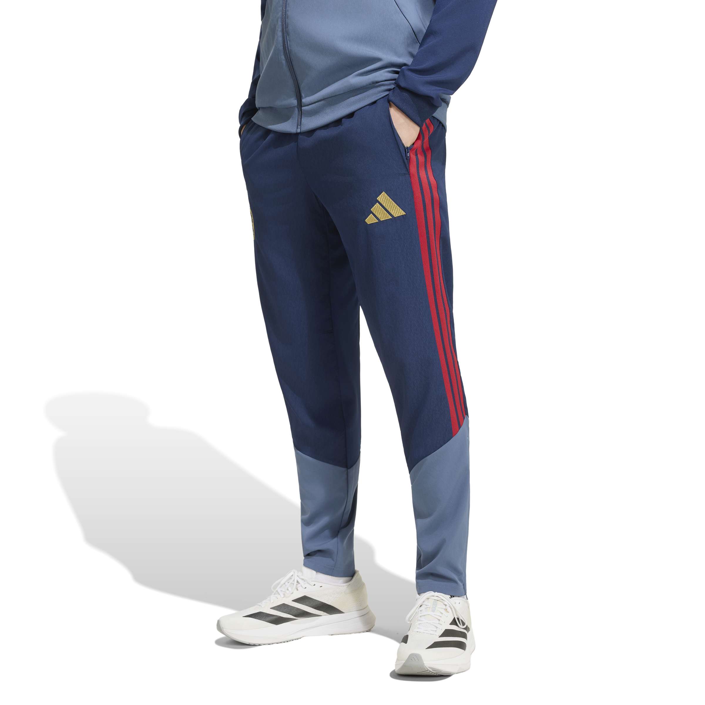 Adidas Bayern München Presentatie Trainingsbroek 2026-2027 Donkerblauw Rood Goud Adidas Bayern München Presentatie Trainingsbroek 2026-2027 Donkerblauw Rood Goud