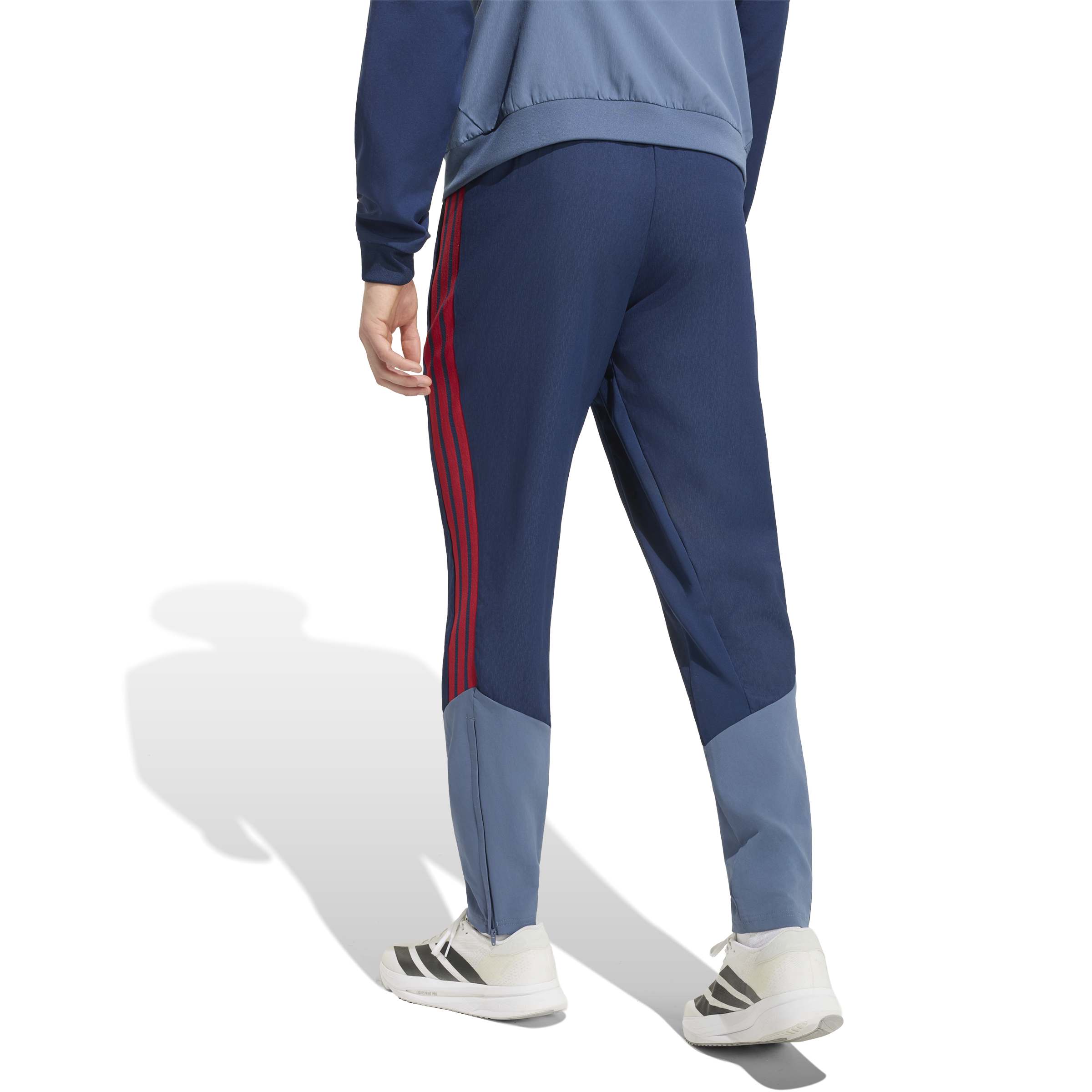 Adidas Bayern München Presentatie Trainingsbroek 2026-2027 Donkerblauw Rood Goud Adidas Bayern München Presentatie Trainingsbroek 2026-2027 Donkerblauw Rood Goud - Afbeelding 2