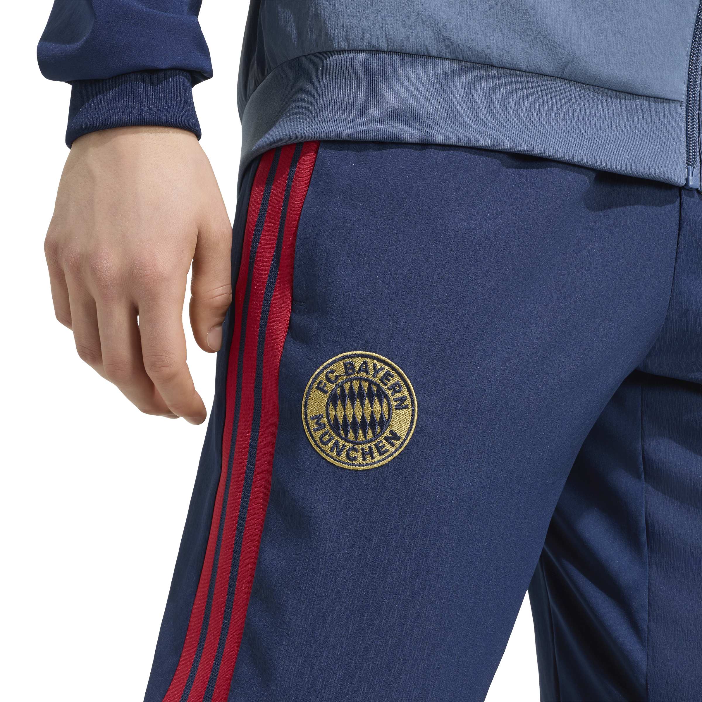 Adidas Bayern München Presentatie Trainingsbroek 2026-2027 Donkerblauw Rood Goud Adidas Bayern München Presentatie Trainingsbroek 2026-2027 Donkerblauw Rood Goud - Afbeelding 3