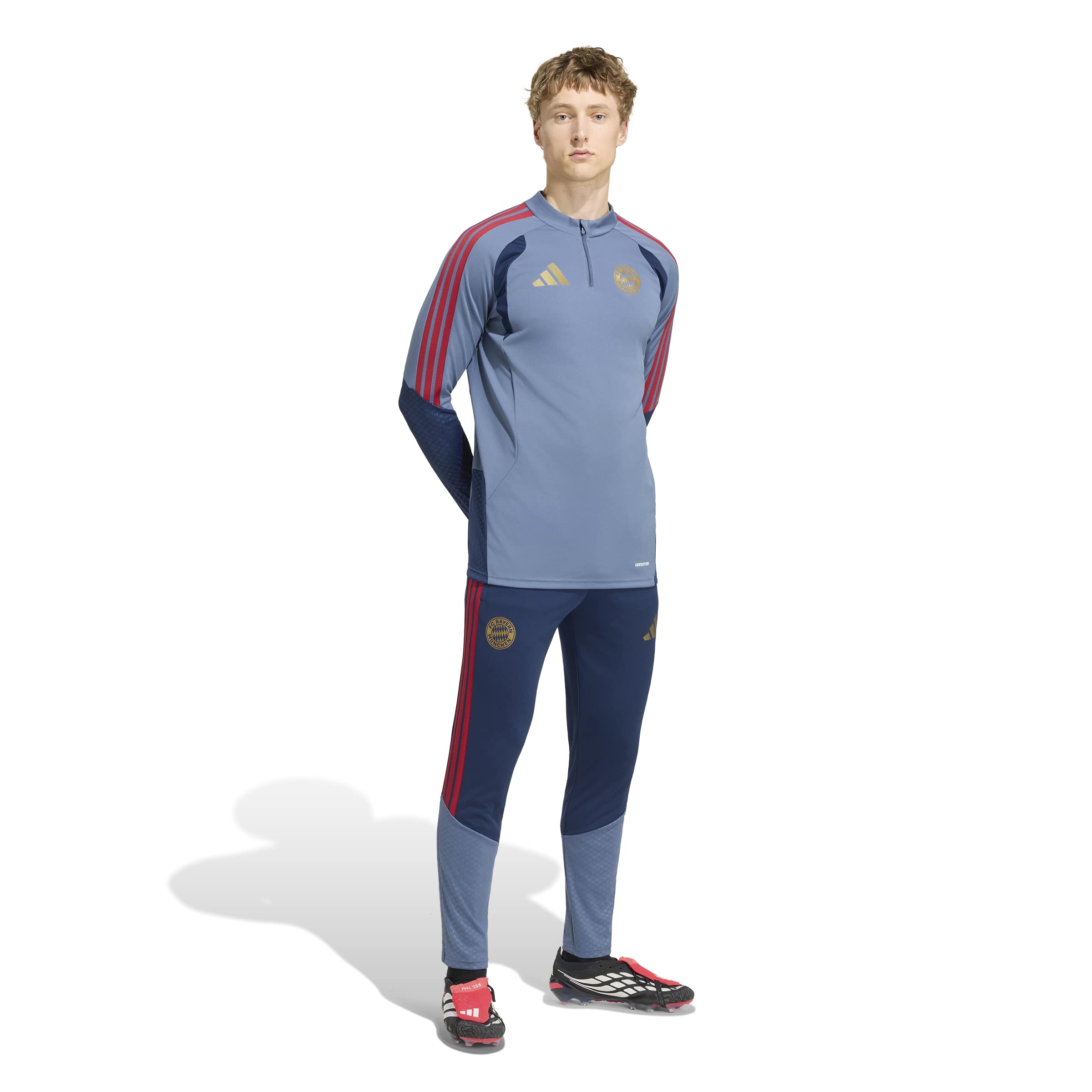 Adidas Bayern München Trainingstrui 1/4-Zip 2026-2027 Donkerblauw Rood Goud Adidas Bayern München Trainingspak 1/4-Zip 2026-2027 Donkerblauw Rood Goud
