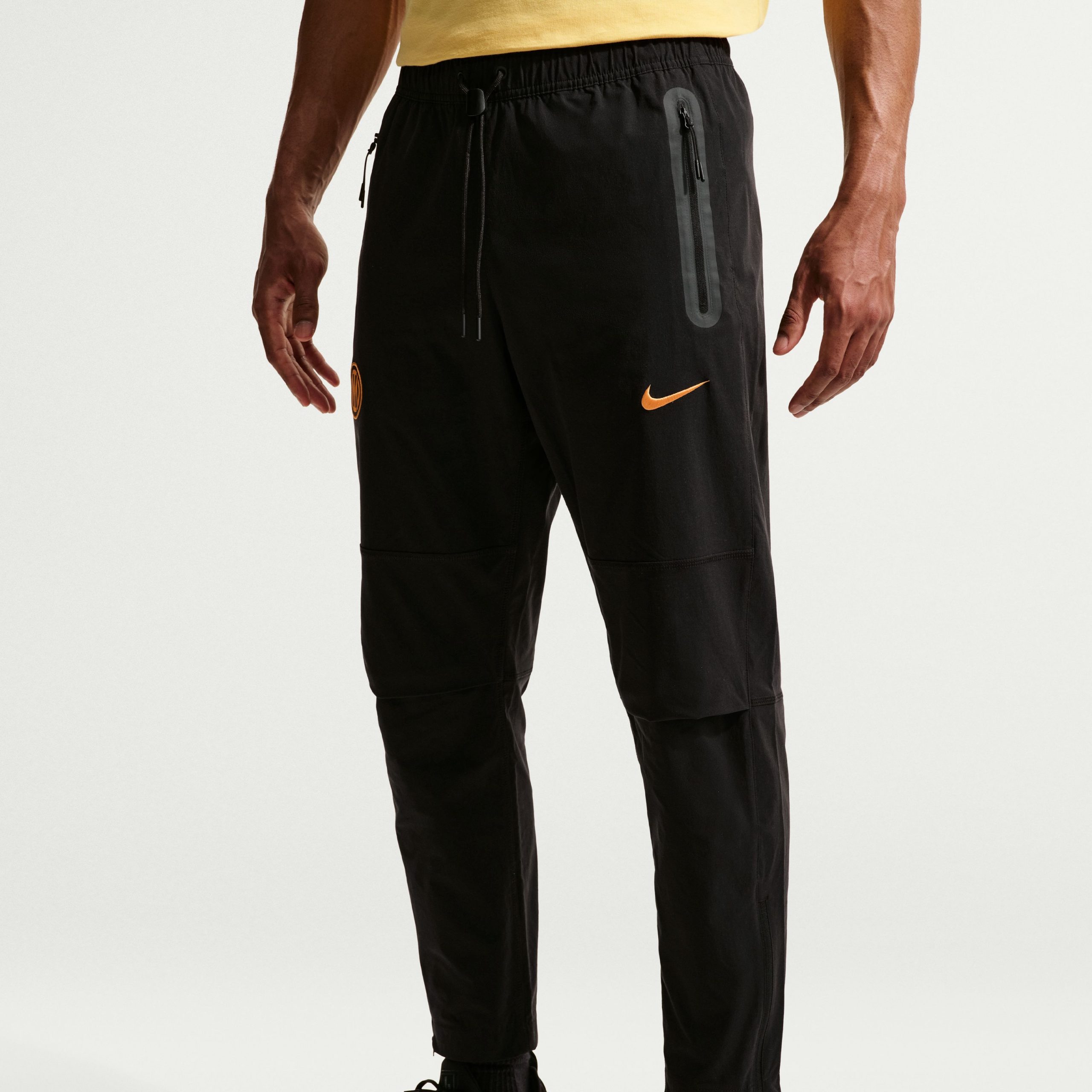 Nike Inter Milan Tech Woven Trainingsbroek 2026-2027 Zwart Goudgeel Nike Inter Milan Tech Woven Trainingsbroek 2026-2027 Zwart Goudgeel - Afbeelding 2