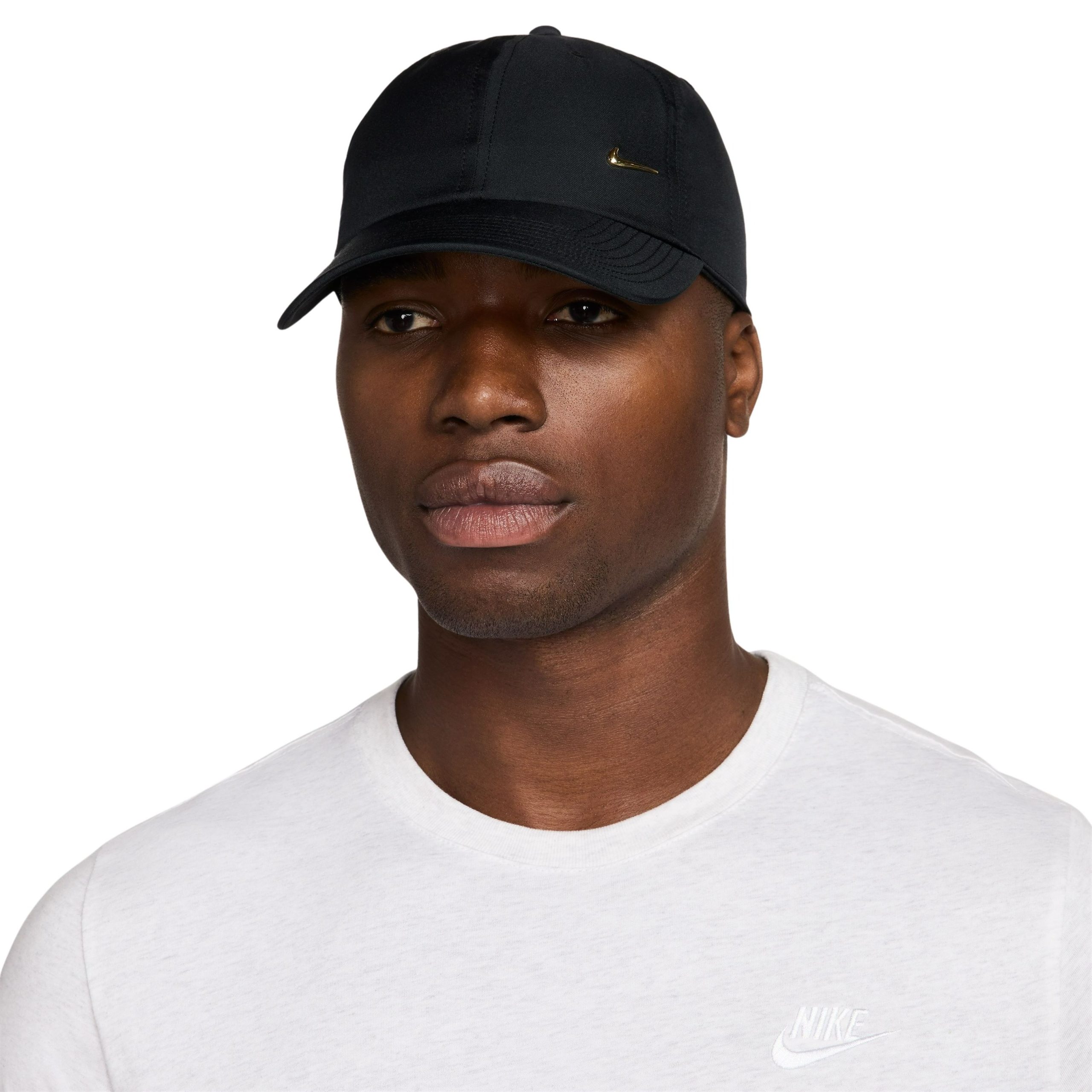 Nike Dri-FIT Club Pet Metallic Swoosh Zwart Goud Nike Dri-FIT Club Pet Metallic Swoosh Zwart Goud