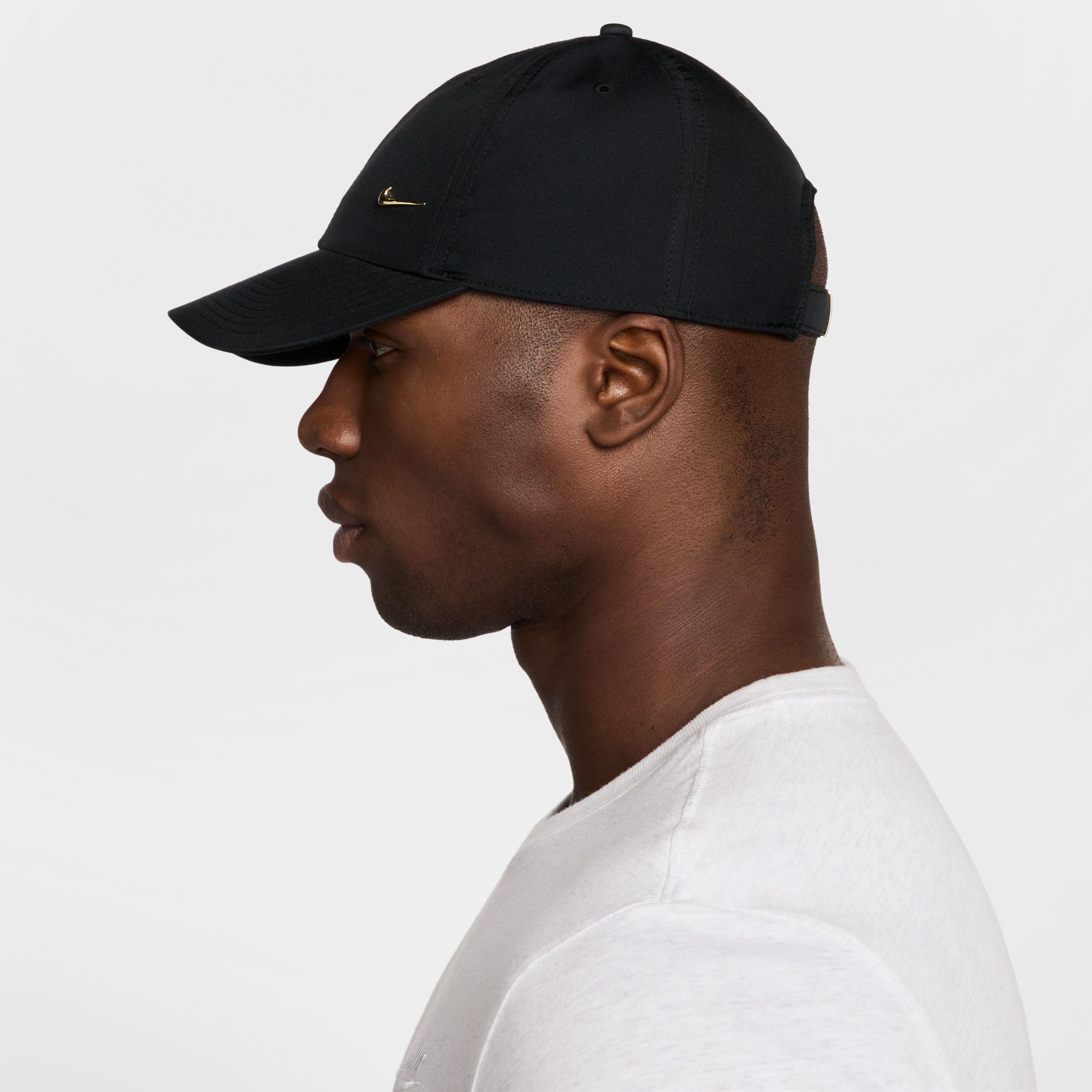 Nike Dri-FIT Club Pet Metallic Swoosh Zwart Goud Nike Dri-FIT Club Pet Metallic Swoosh Zwart Goud - Afbeelding 2