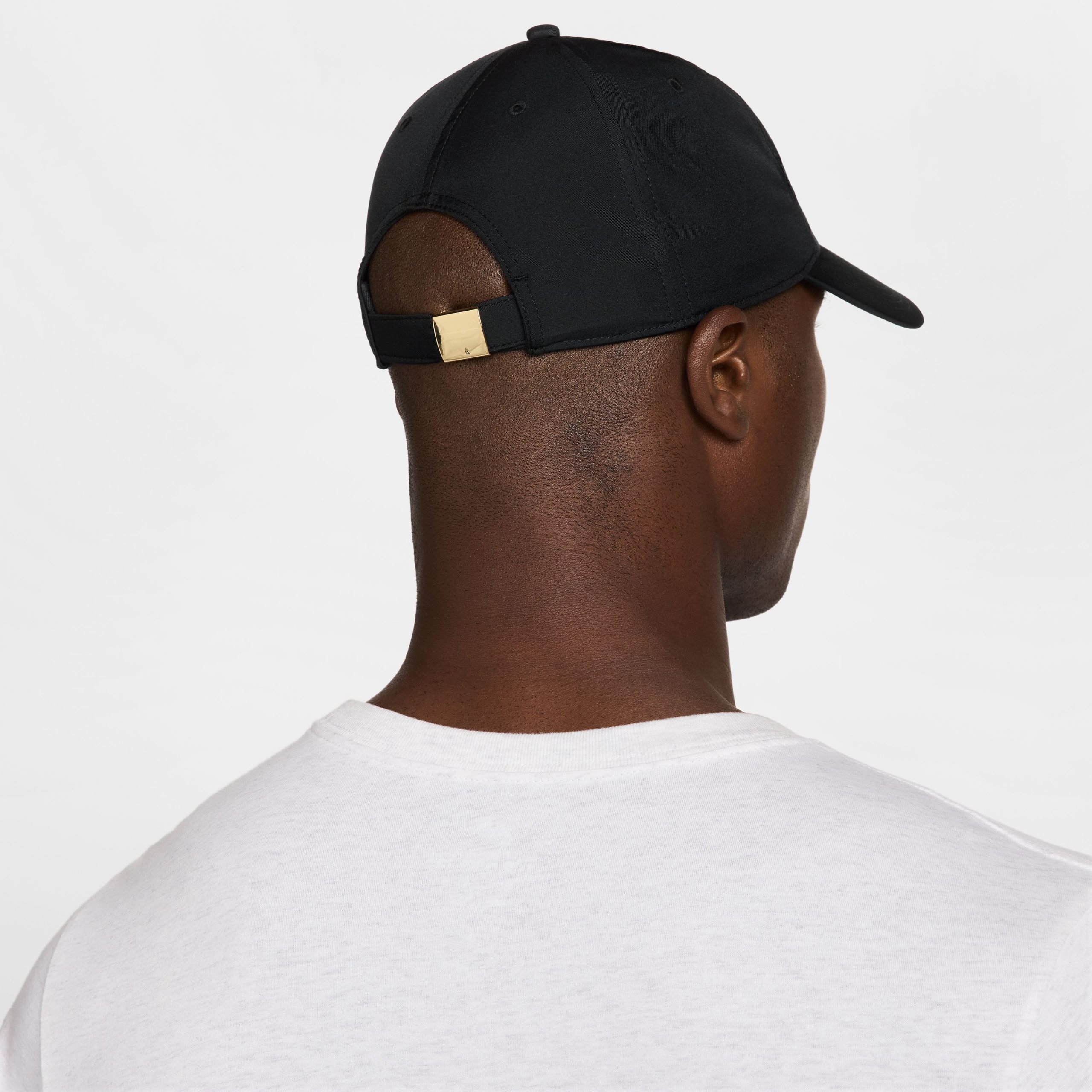 Nike Dri-FIT Club Pet Metallic Swoosh Zwart Goud Nike Dri-FIT Club Pet Metallic Swoosh Zwart Goud - Afbeelding 3