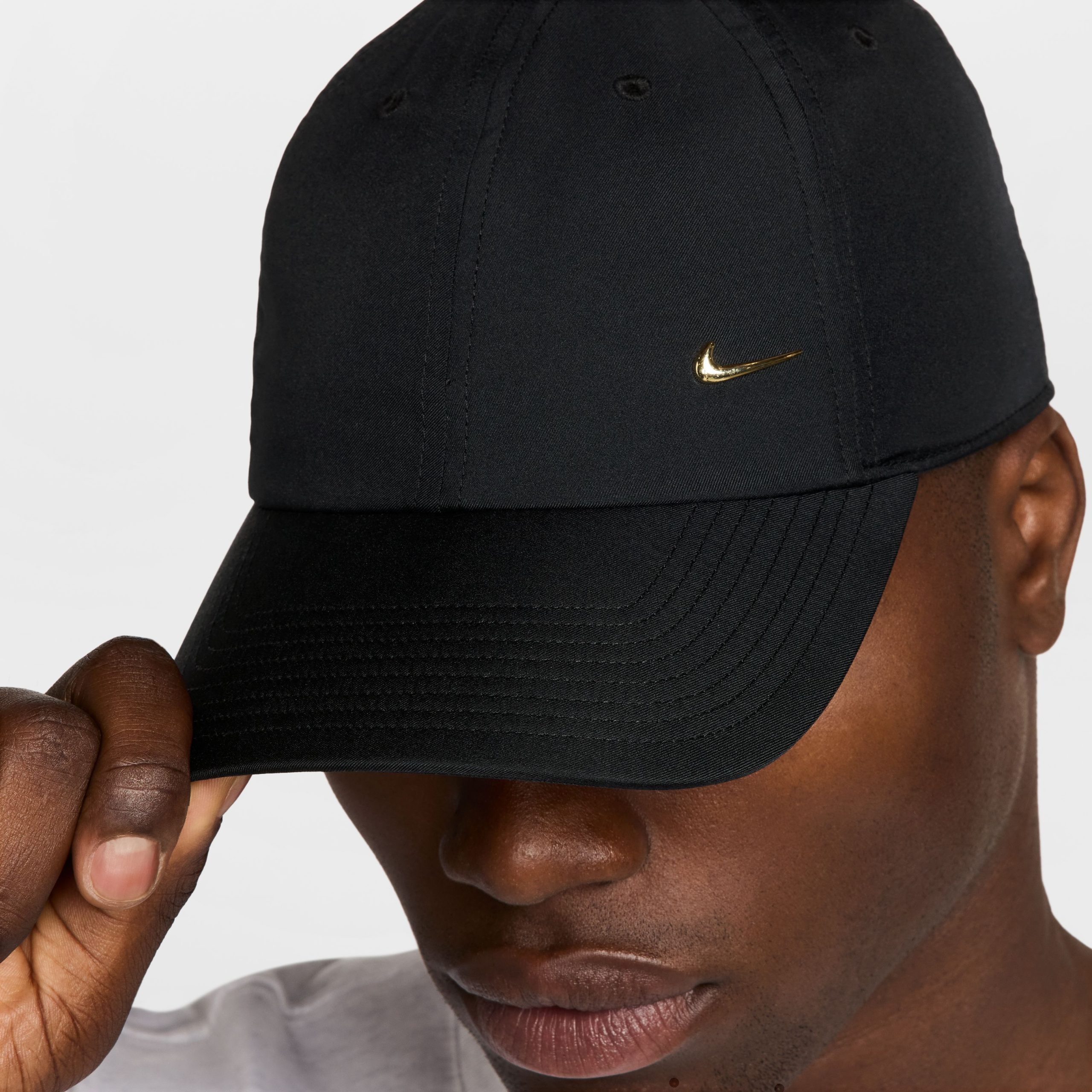 Nike Dri-FIT Club Pet Metallic Swoosh Zwart Goud Nike Dri-FIT Club Pet Metallic Swoosh Zwart Goud - Afbeelding 4