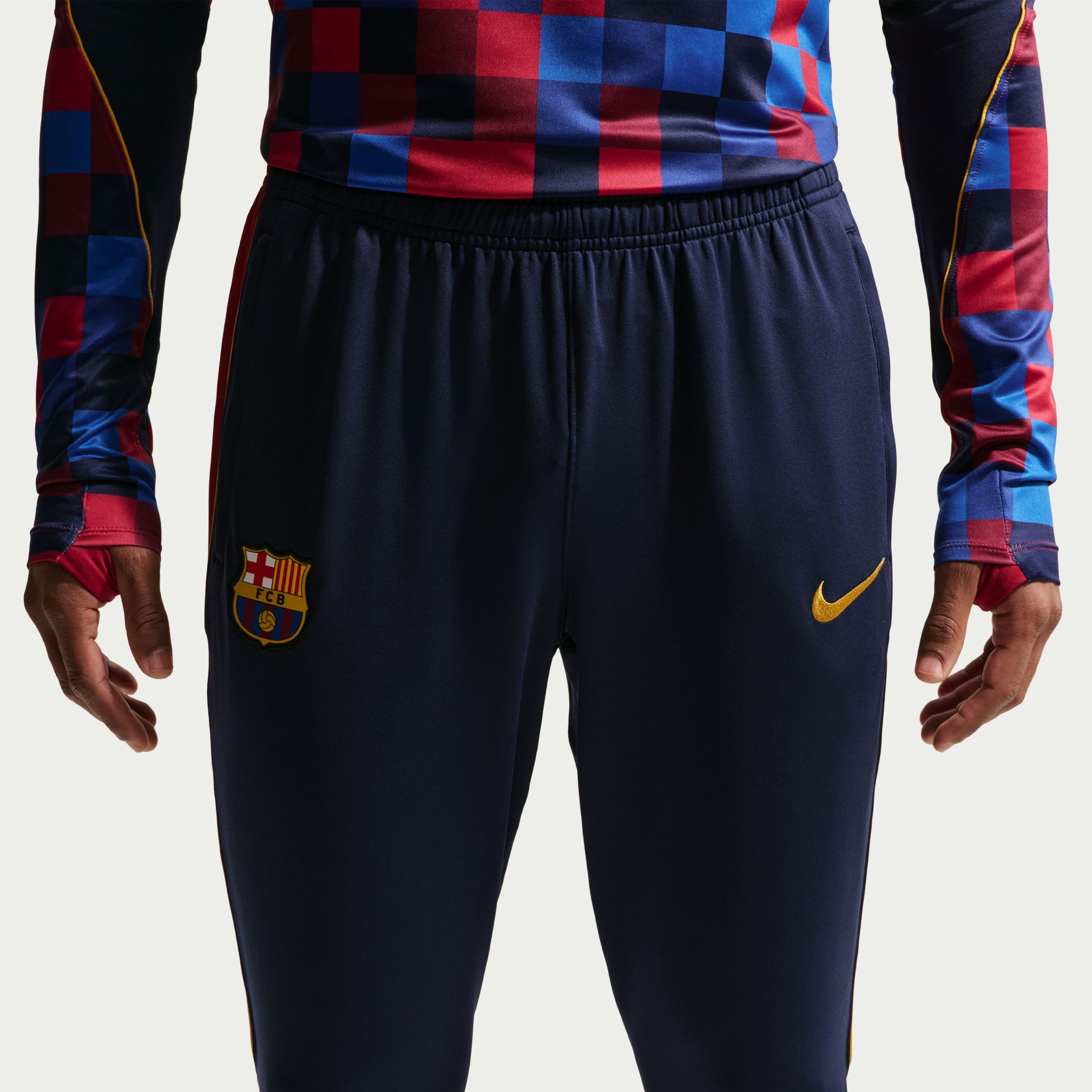 Nike FC Barcelona Strike Trainingsbroek 2026-2027 Donkerblauw Rood Geel Nike FC Barcelona Strike Trainingspak 1/4-Zip 2026-2027 Rood Donkerblauw Geel - foto 7