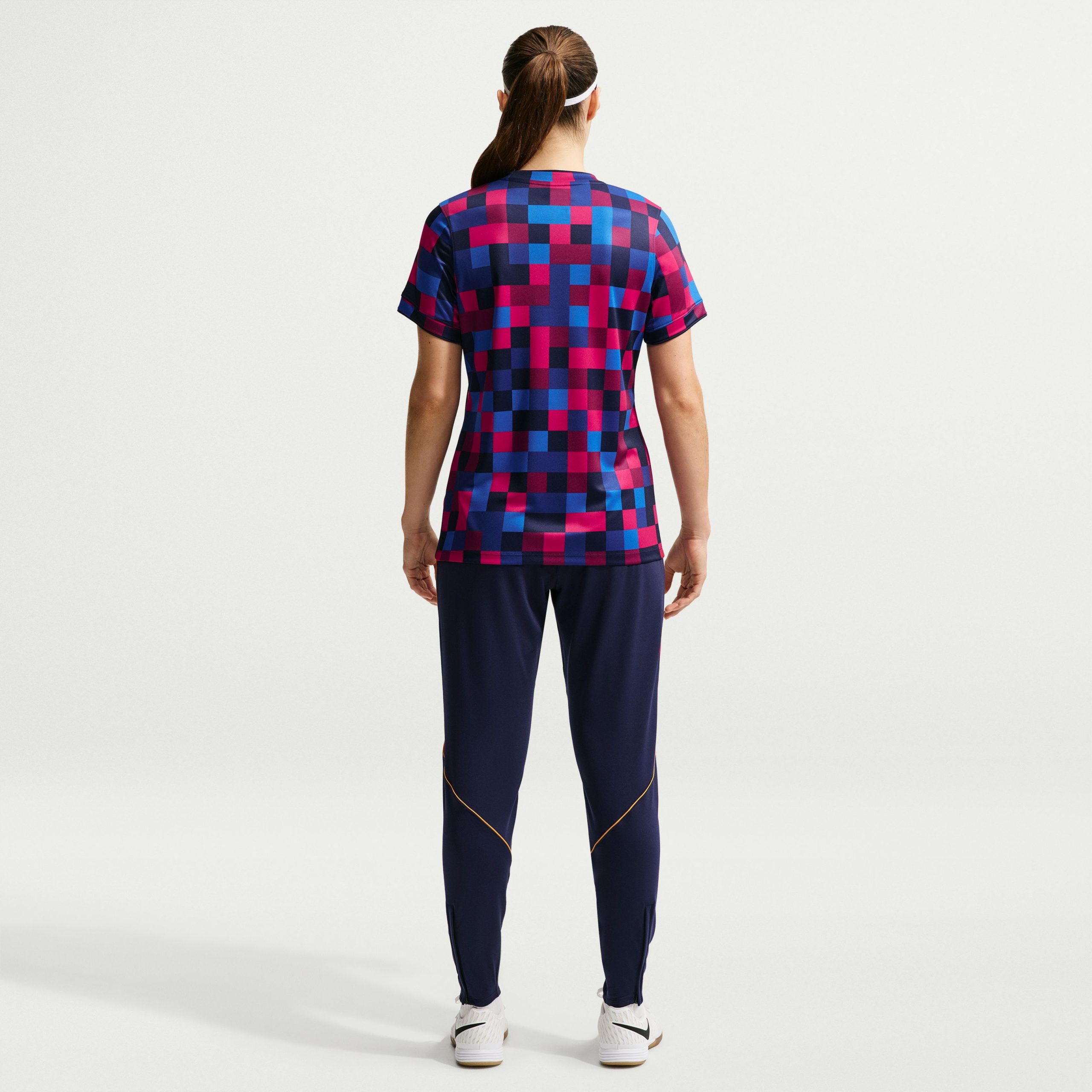 Nike FC Barcelona Pre-Match Trainingsshirt 2026-2027 Dames Rood Donkerblauw Geel Nike FC Barcelona Pre-Match Trainingsshirt 2026-2027 Dames Rood Donkerblauw Geel - foto 2