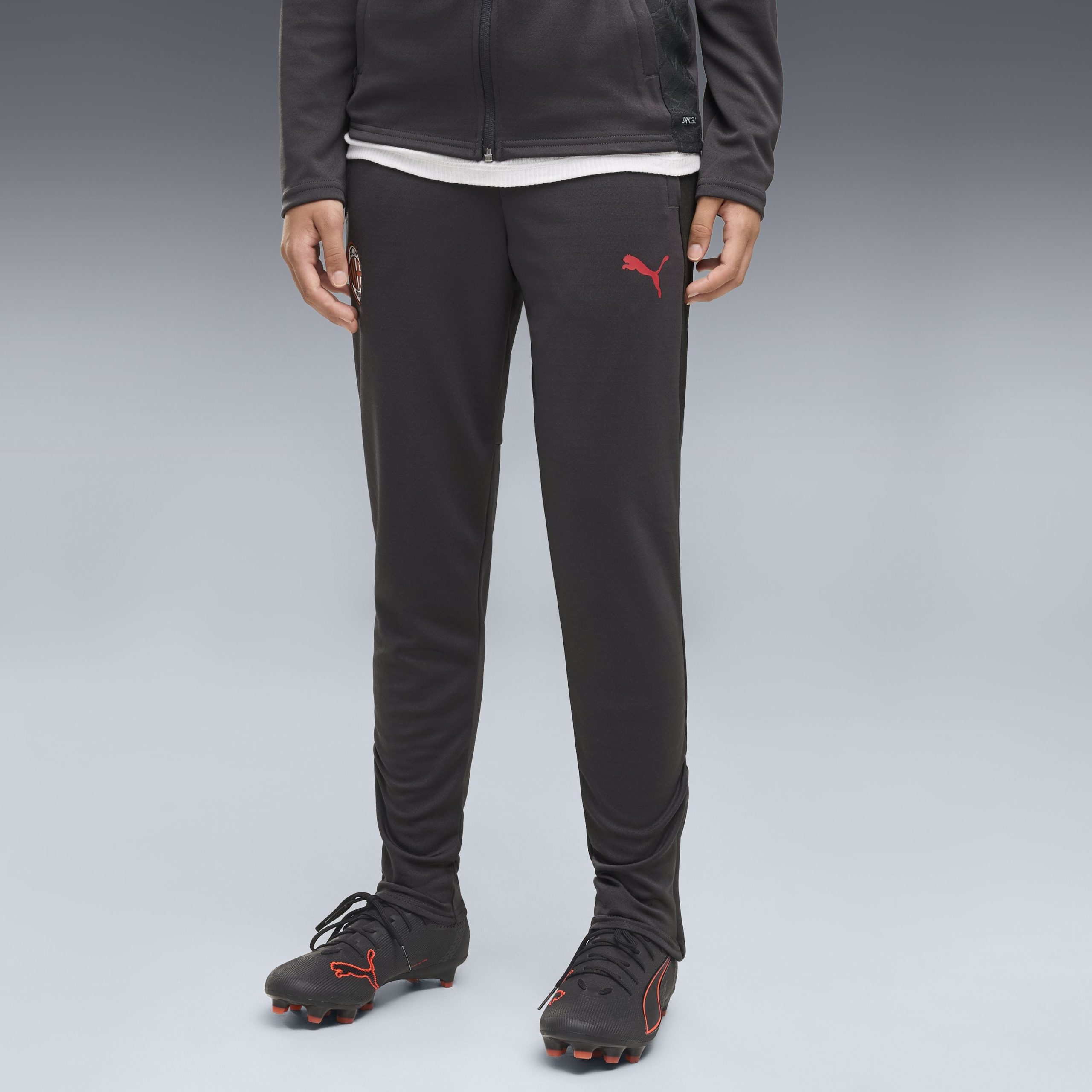 PUMA AC Milan Trainingspak 1/4-Zip 2026-2027 Kids Donkergrijs Rood PUMA AC Milan Trainingspak 1/4-Zip 2026-2027 Kids Donkergrijs Rood - Afbeelding 4