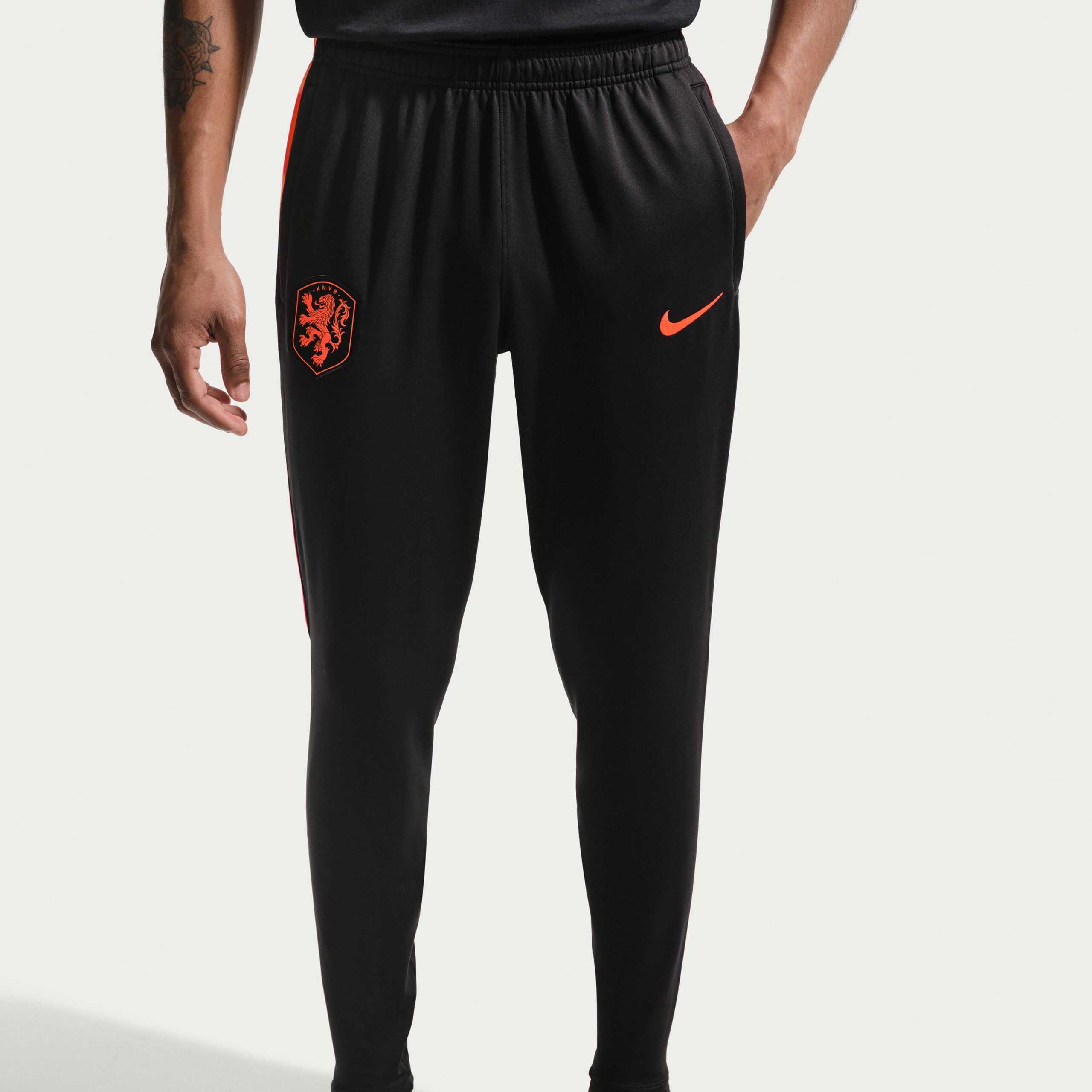Nike Nederland Strike Trainingsbroek 2026-2028 Zwart Oranje Nike Nederland Strike Trainingsbroek 2026-2028 Zwart Oranje - foto 2