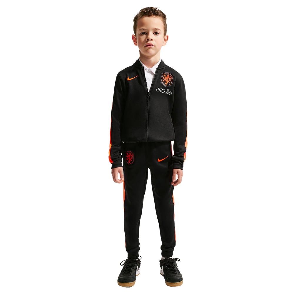 Nike Nederland Strike Trainingspak Full-Zip 2026-2028 Kleuters Zwart Oranje Nike Nederland Strike Trainingspak Full-Zip 2026-2028 Kleuters Zwart Oranje