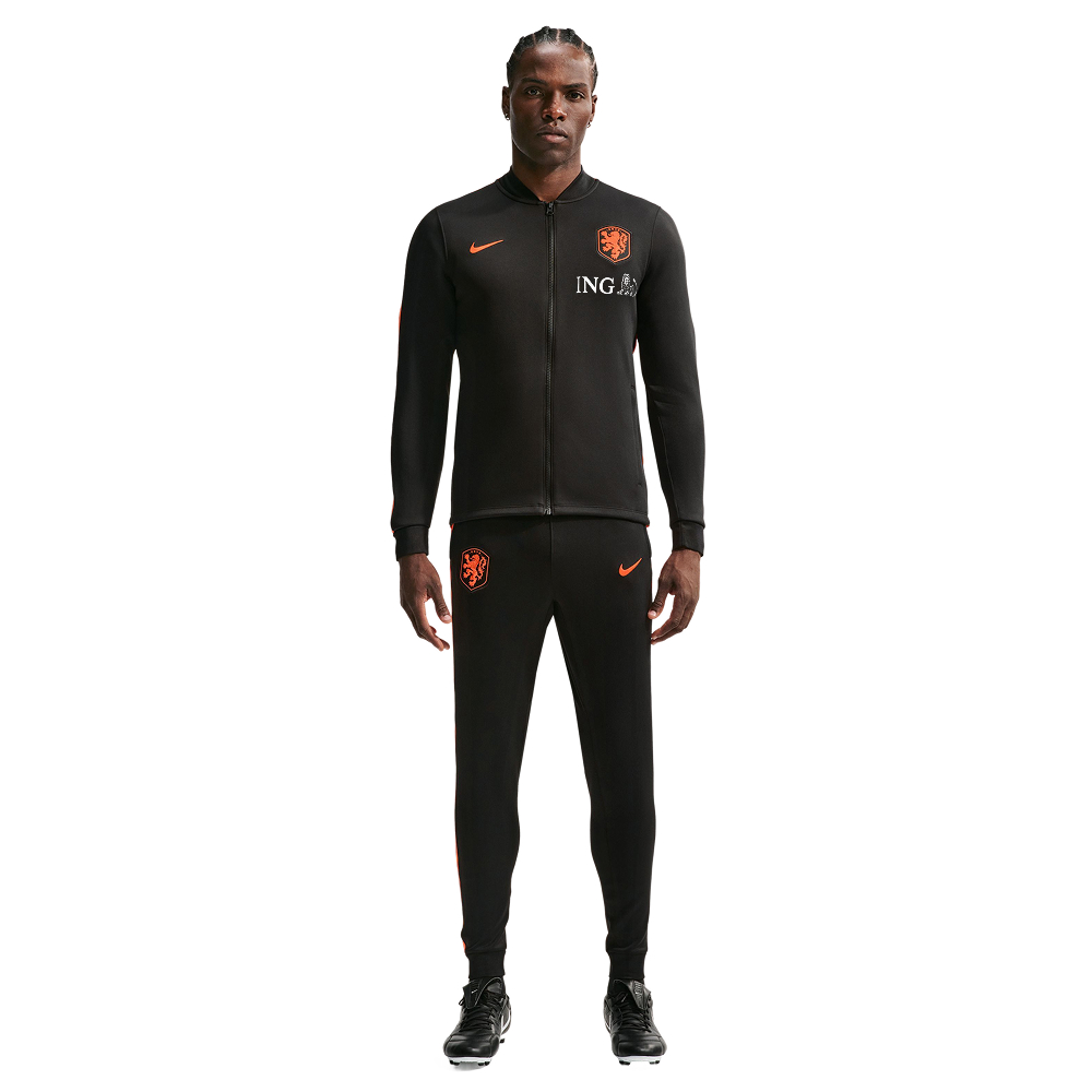 Nike Nederland Strike Trainingspak Full-Zip 2026-2028 Zwart Oranje Nike Nederland Strike Trainingspak Full-Zip 2026-2028 Zwart Oranje