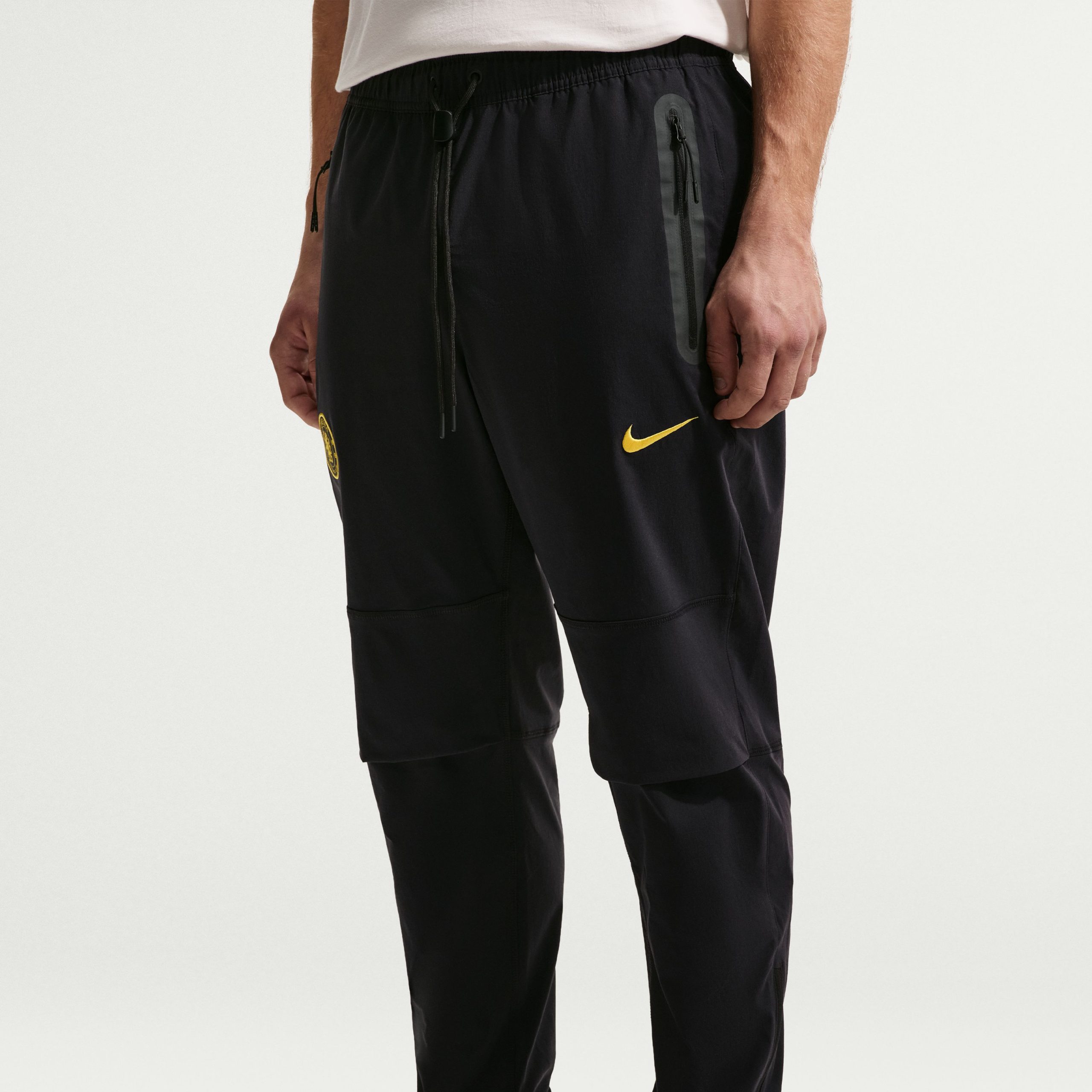 Nike Chelsea Tech Woven Trainingsbroek 2026-2027 Donkerblauw Goudgeel Nike Chelsea Tech Woven Trainingsbroek 2026-2027 Donkerblauw Goudgeel - foto 3