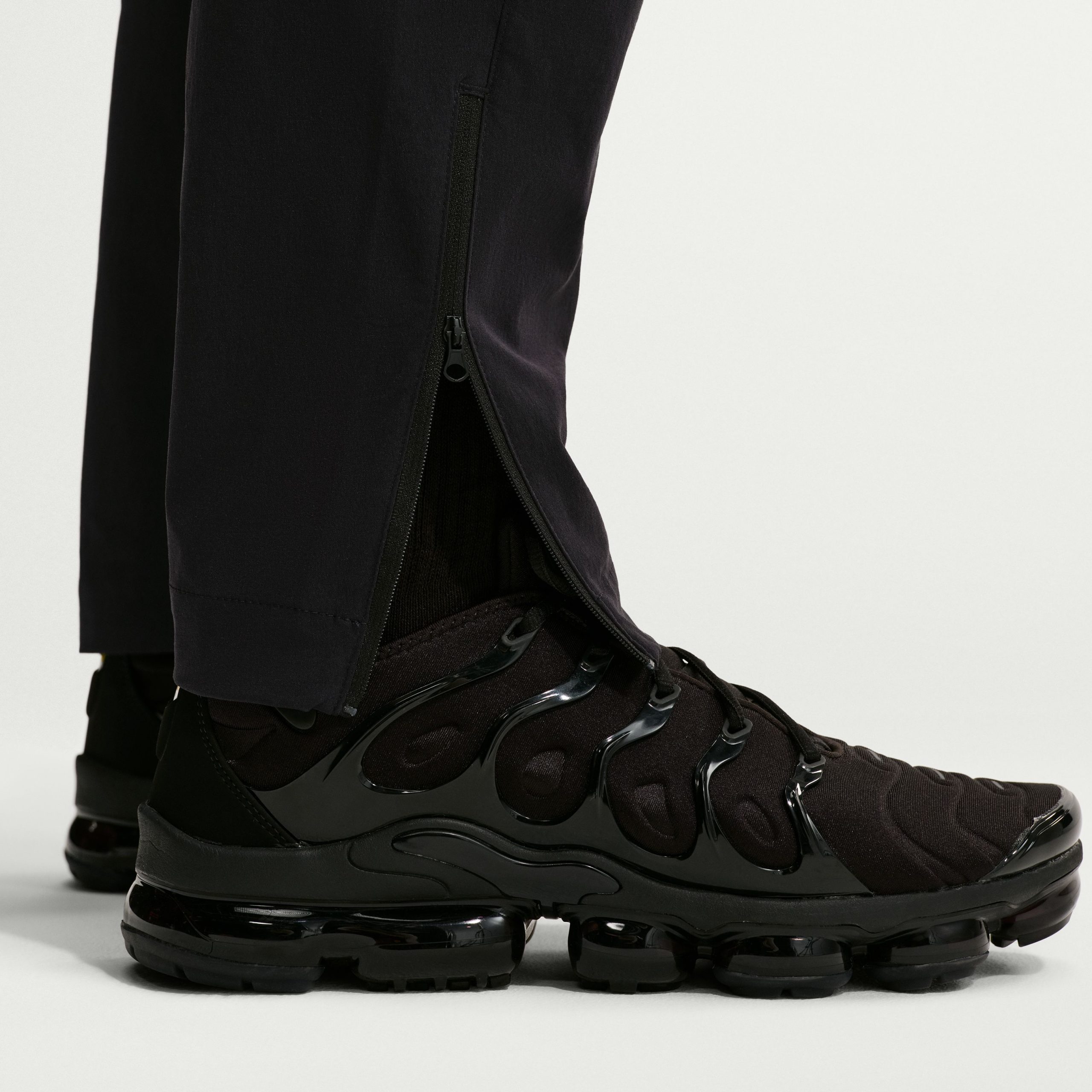 Nike Chelsea Tech Woven Trainingsbroek 2026-2027 Donkerblauw Goudgeel Nike Chelsea Tech Woven Trainingsbroek 2026-2027 Donkerblauw Goudgeel - foto 5