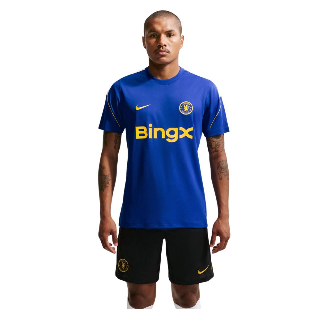 Nike Chelsea Strike Trainingsshirt 2026-2027 Blauw Goudgeel Wit Nike Chelsea Strike Trainingsset 2026-2027 Blauw Donkerblauw Goudgeel Wit