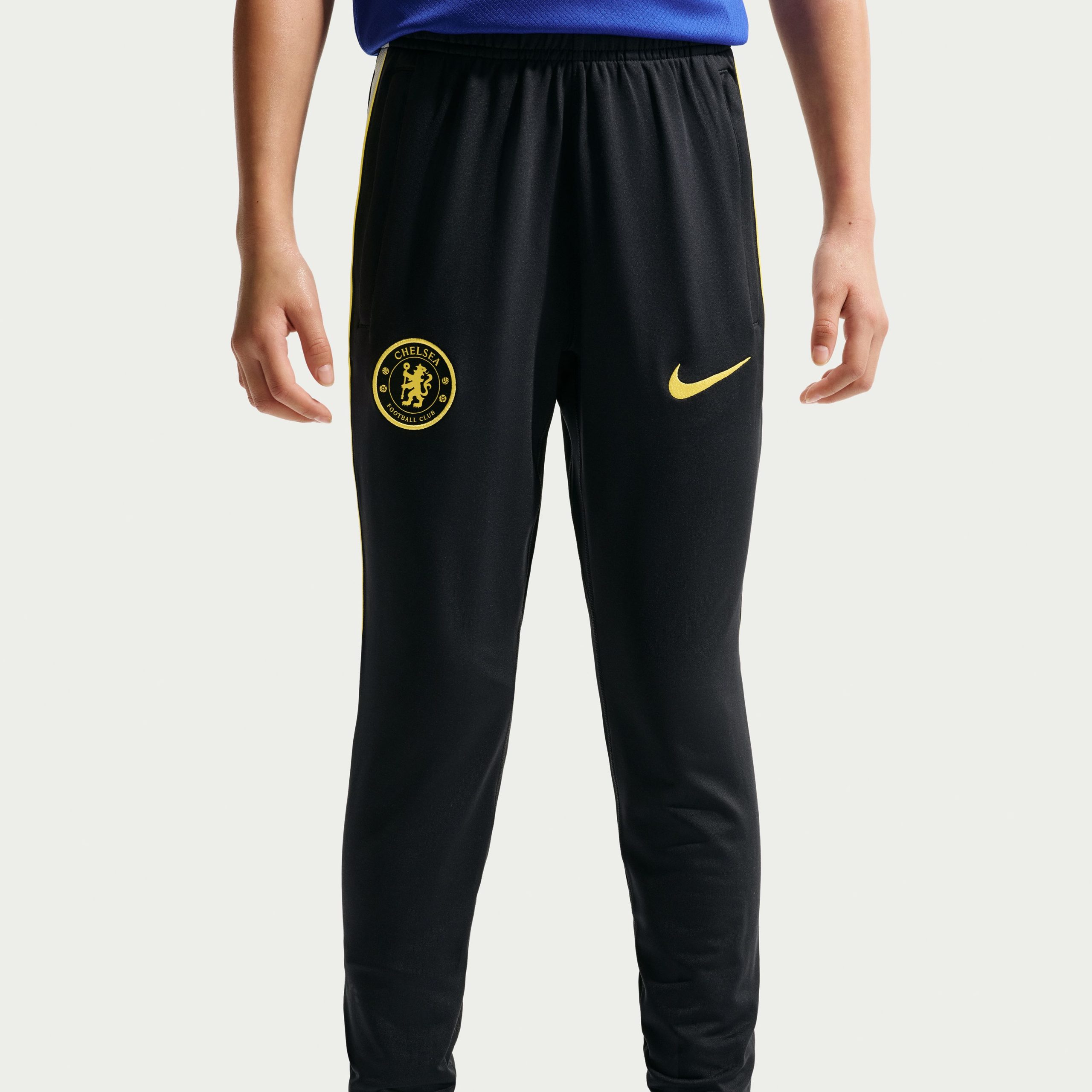 Nike Chelsea Strike Trainingsbroek 2026-2027 Kids Donkerblauw Wit Goudgeel Nike Chelsea Strike Trainingspak 1/4-Zip 2026-2027 Kids Blauw Donkerblauw Goudgeel Wit - foto 6