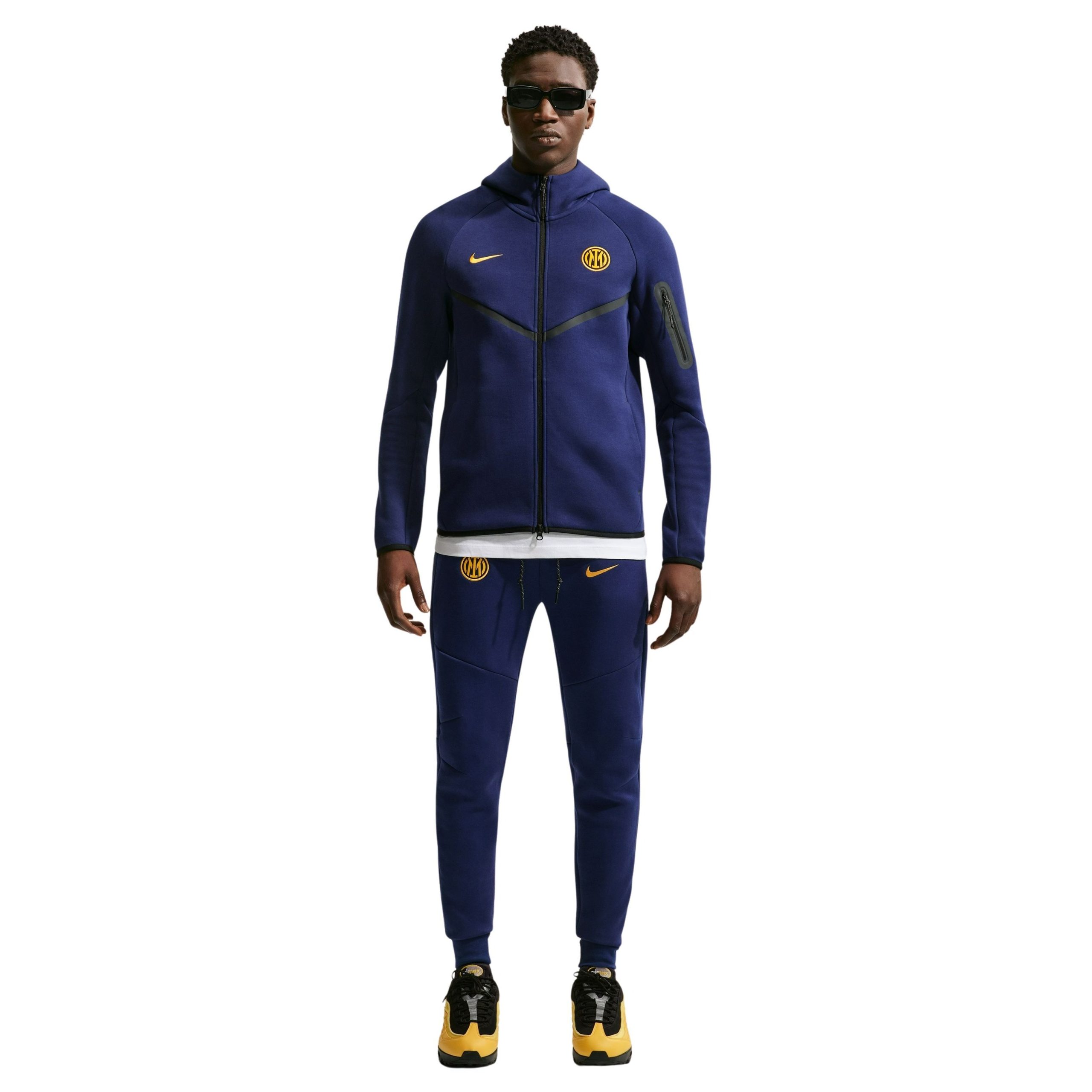 Nike Inter Milan Tech Fleece Trainingspak 2026-2027 Donkerblauw Zwart Goudgeel Nike Inter Milan Tech Fleece Trainingspak 2026-2027 Donkerblauw Zwart Goudgeel