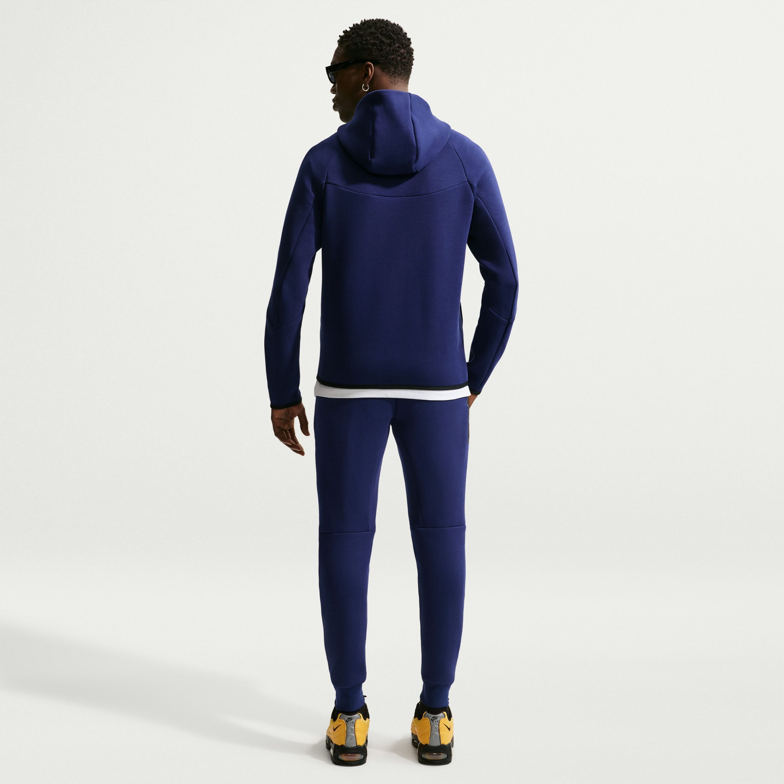 Nike Inter Milan Tech Fleece Joggingbroek 2026-2027 Donkerblauw Zwart Goudgeel Nike Inter Milan Tech Fleece Joggingbroek 2026-2027 Donkerblauw Zwart Goudgeel - foto 2