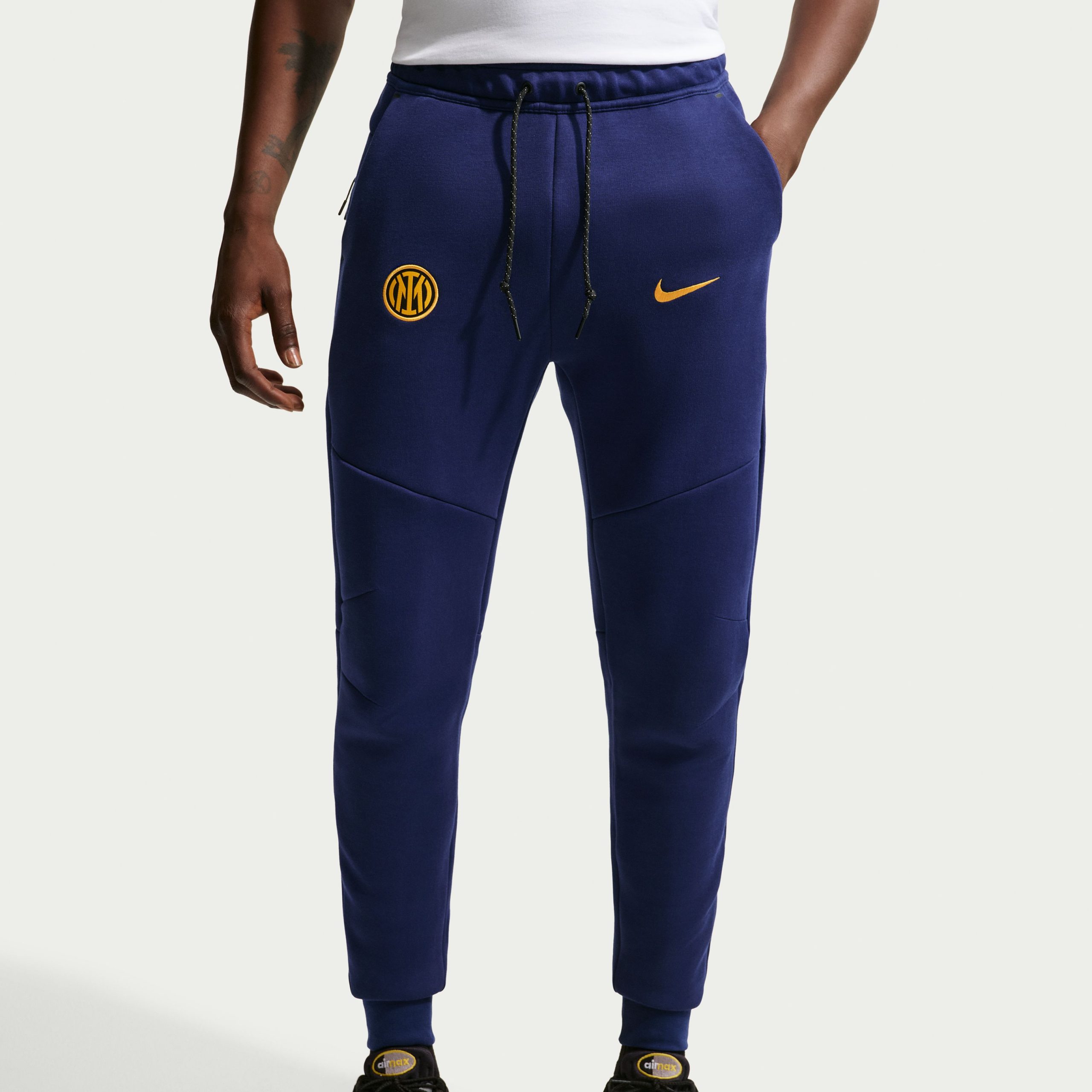 Nike Inter Milan Tech Fleece Joggingbroek 2026-2027 Donkerblauw Zwart Goudgeel Nike Inter Milan Tech Fleece Trainingspak 2026-2027 Donkerblauw Zwart Goudgeel - foto 6