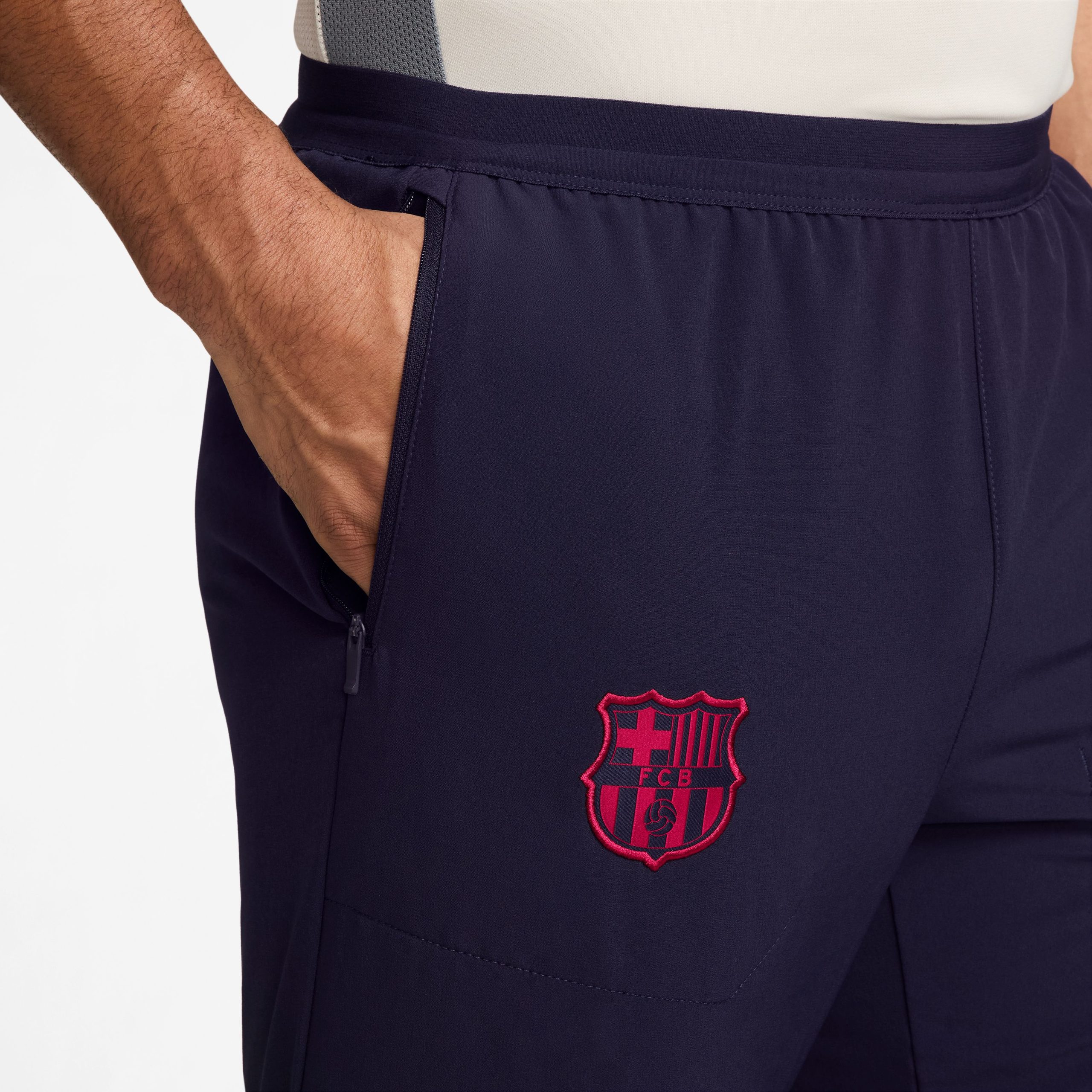 Nike FC Barcelona City Side Trainingsbroek 2026-2027 Donkerblauw Goudgeel Roze Nike FC Barcelona City Side Trainingsbroek 2026-2027 Donkerblauw Goudgeel Roze - foto 4