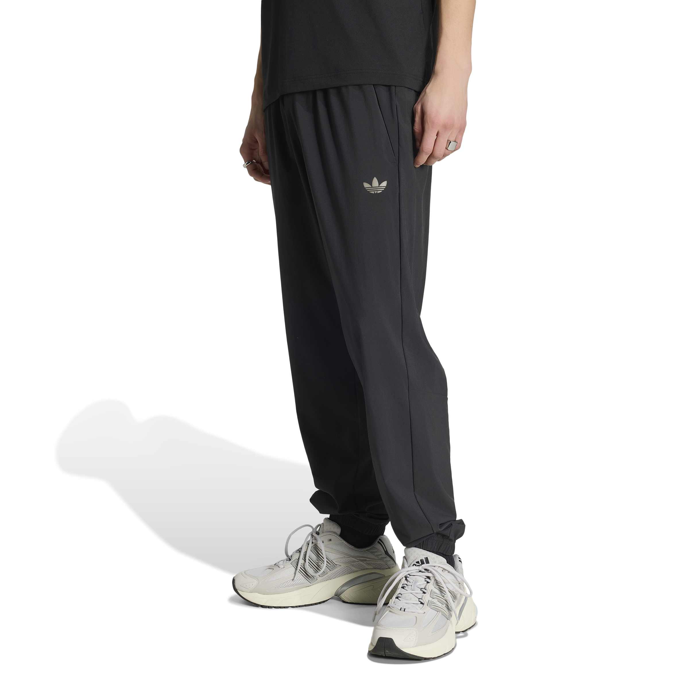 Adidas Tech Trefoil Essential Woven Trainingsbroek Zwart Zilver Adidas Tech Trefoil Essential Woven Trainingsbroek Zwart Zilver