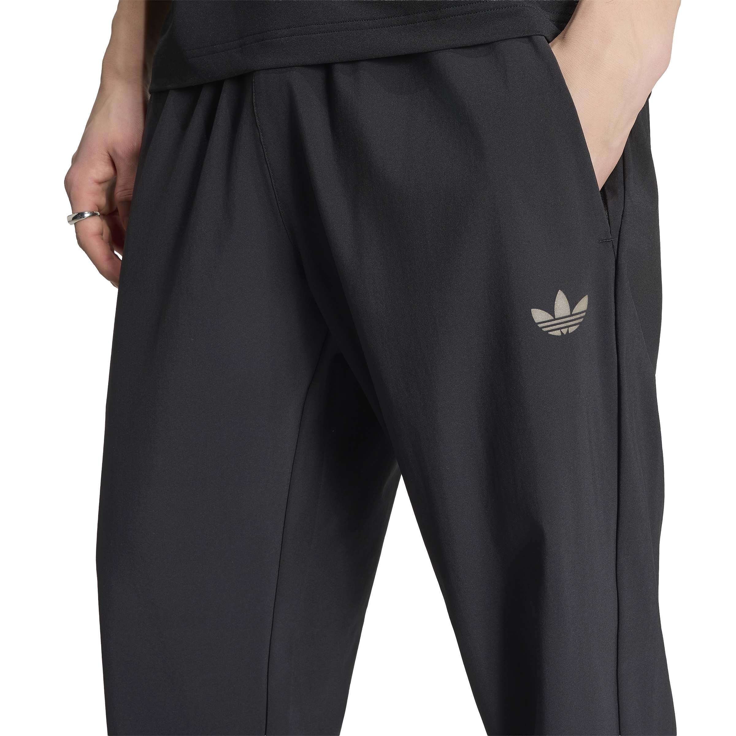 Adidas Tech Trefoil Essential Woven Trainingsbroek Zwart Zilver Adidas Tech Trefoil Essential Woven Trainingsbroek Zwart Zilver - Afbeelding 3