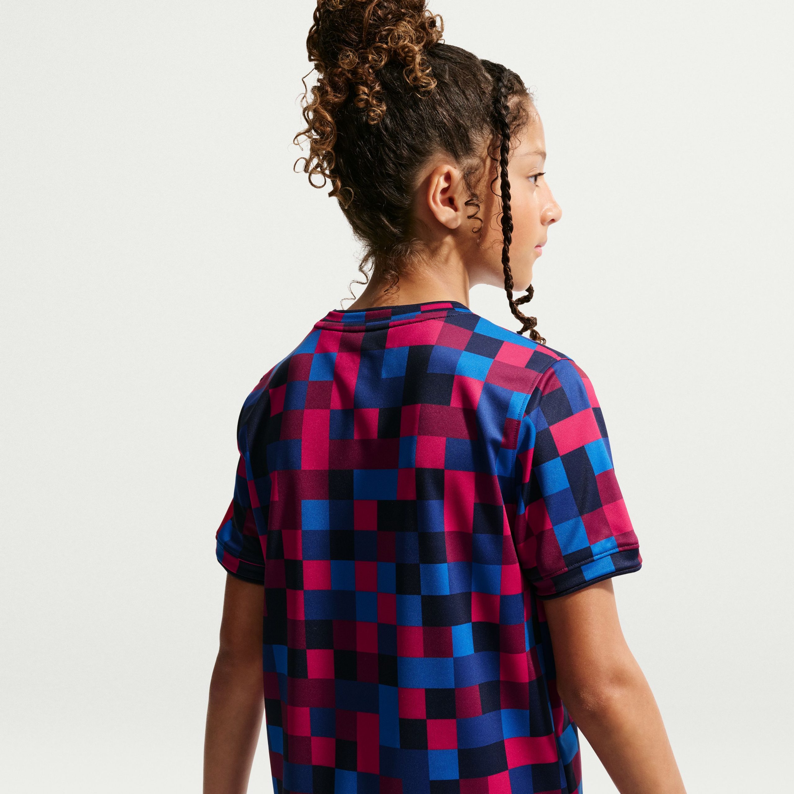 Nike FC Barcelona Pre-Match Trainingsshirt 2026-2027 Kids Rood Donkerblauw Geel Nike FC Barcelona Pre-Match Trainingsshirt 2026-2027 Kids Rood Donkerblauw Geel - foto 3