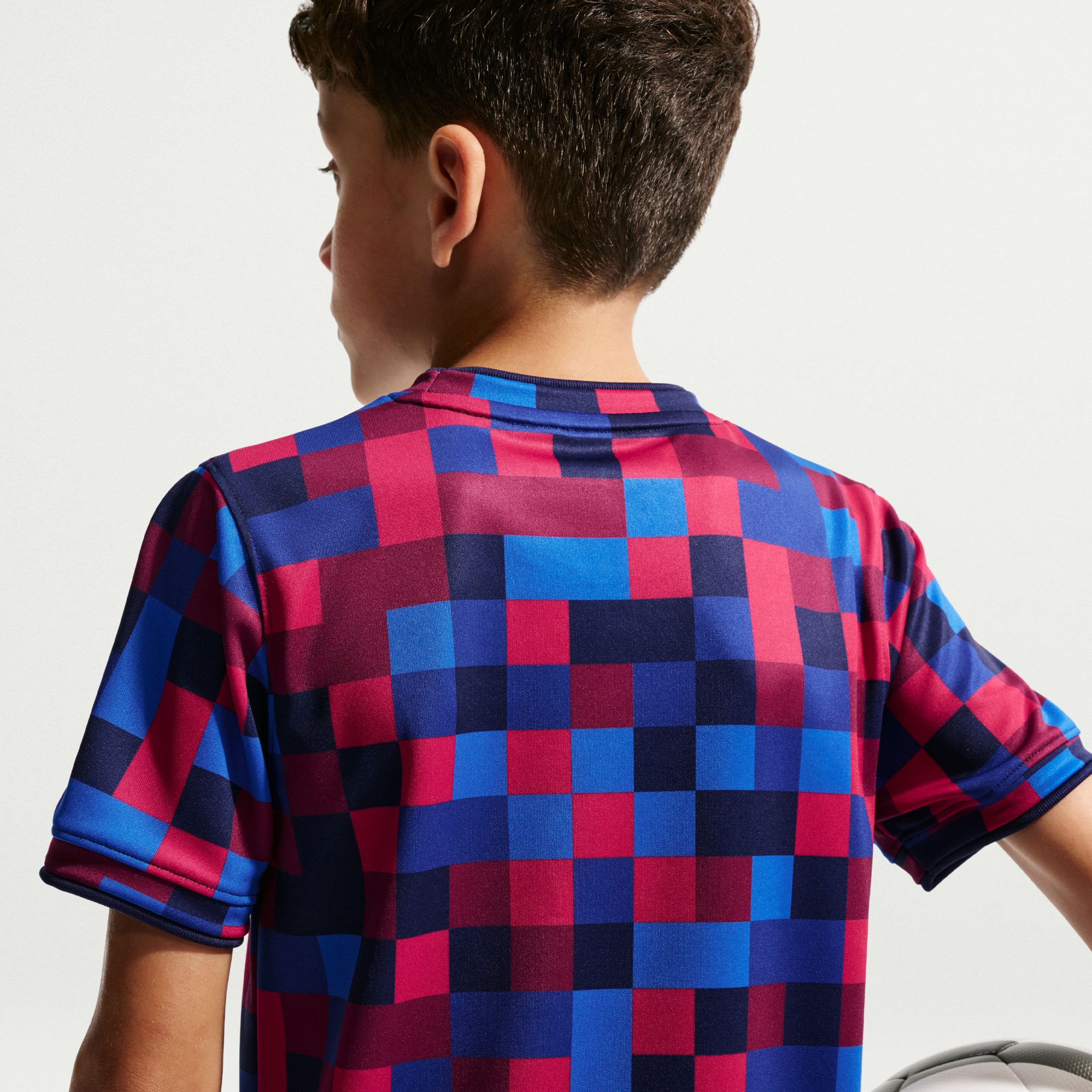 Nike FC Barcelona Pre-Match Trainingsshirt 2026-2027 Kids Rood Donkerblauw Geel Nike FC Barcelona Pre-Match Trainingsshirt 2026-2027 Kids Rood Donkerblauw Geel - foto 5