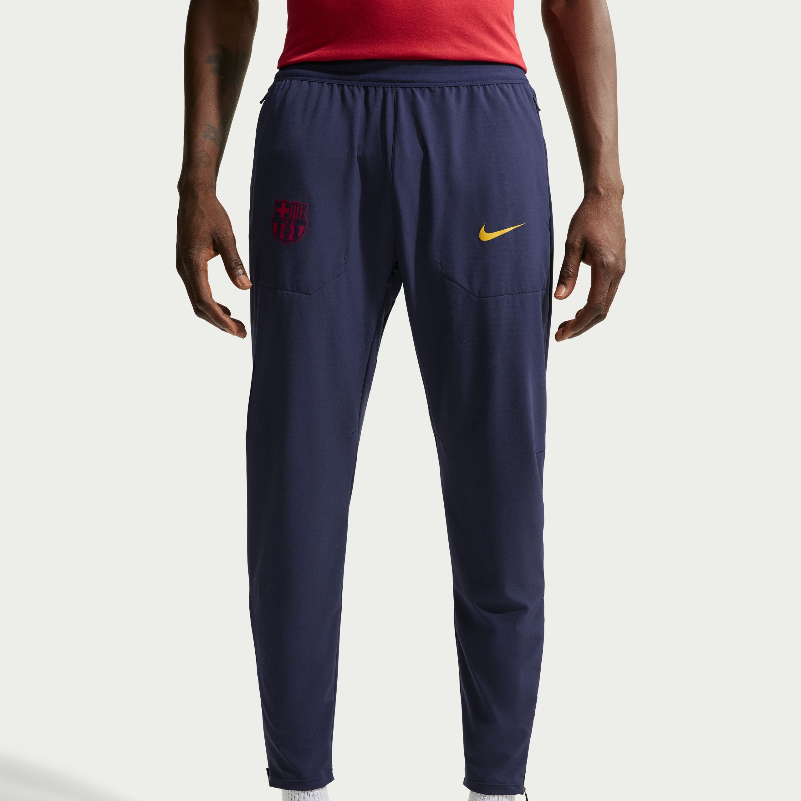 Nike FC Barcelona City Side Trainingsbroek 2026-2027 Donkerblauw Goudgeel Roze Nike FC Barcelona City Side Trainingsbroek 2026-2027 Donkerblauw Goudgeel Roze - foto 2