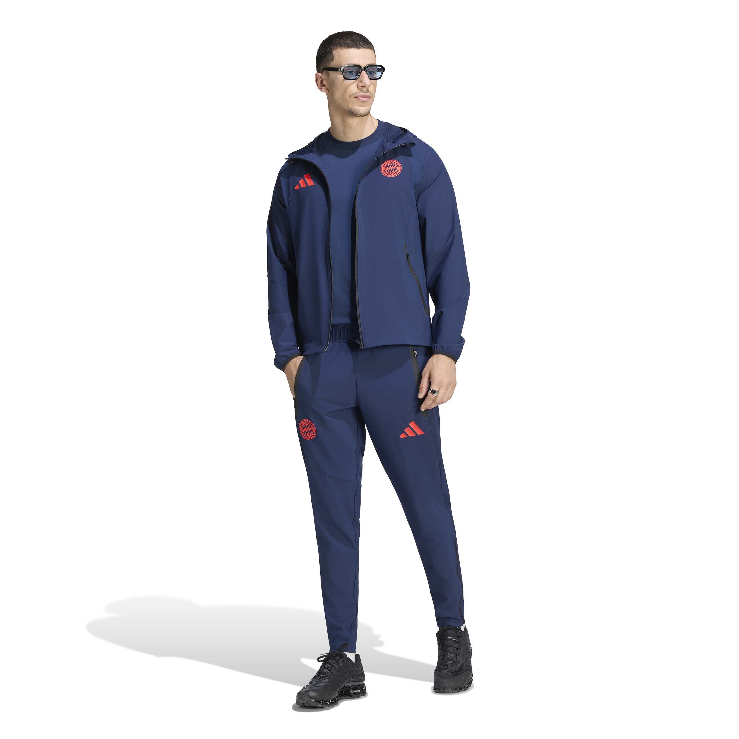 Adidas Bayern München Tiro Travel Trainingsjack 2026-2027 Donkerblauw Rood Adidas Bayern München Tiro Travel Trainingspak 2026-2027 Donkerblauw Rood