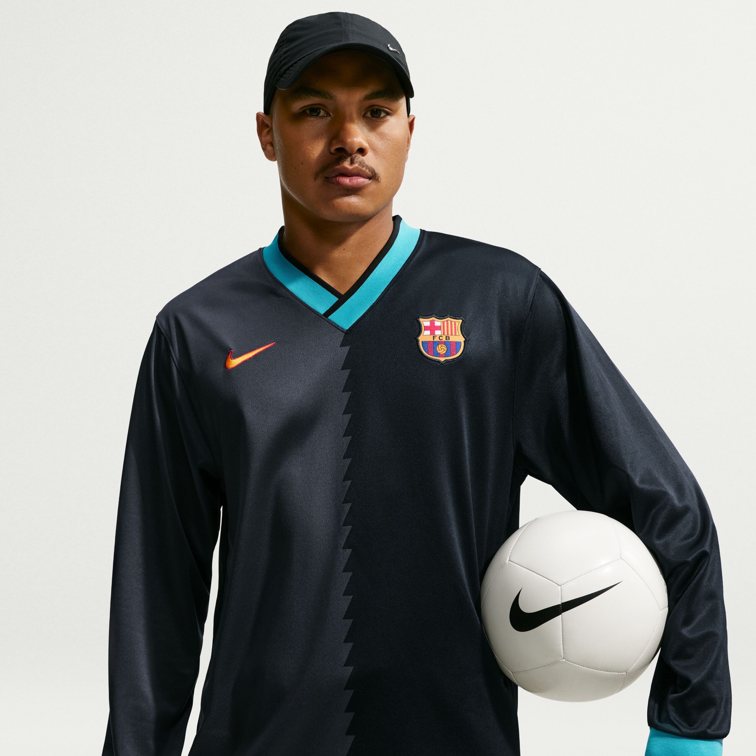 Nike FC Barcelona Energy Shirt Lange Mouwen 2026-2027 Zwart Donkergrijs Lichtblauw Goudgeel Nike FC Barcelona Energy Shirt Lange Mouwen 2026-2027 Zwart Donkergrijs Lichtblauw Goudgeel - foto 3