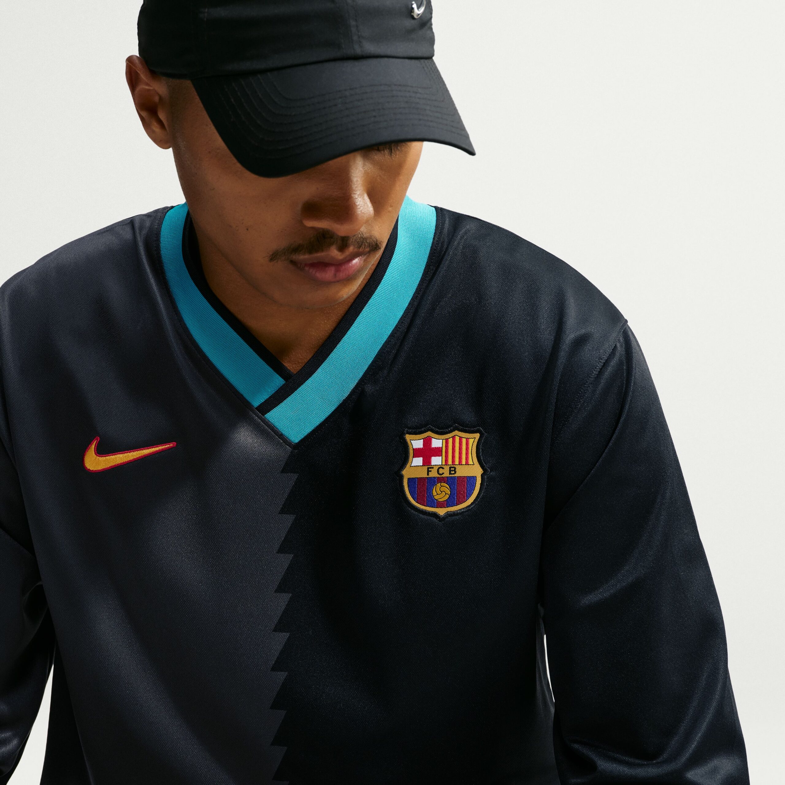 Nike FC Barcelona Energy Shirt Lange Mouwen 2026-2027 Zwart Donkergrijs Lichtblauw Goudgeel Nike FC Barcelona Energy Shirt Lange Mouwen 2026-2027 Zwart Donkergrijs Lichtblauw Goudgeel - foto 4