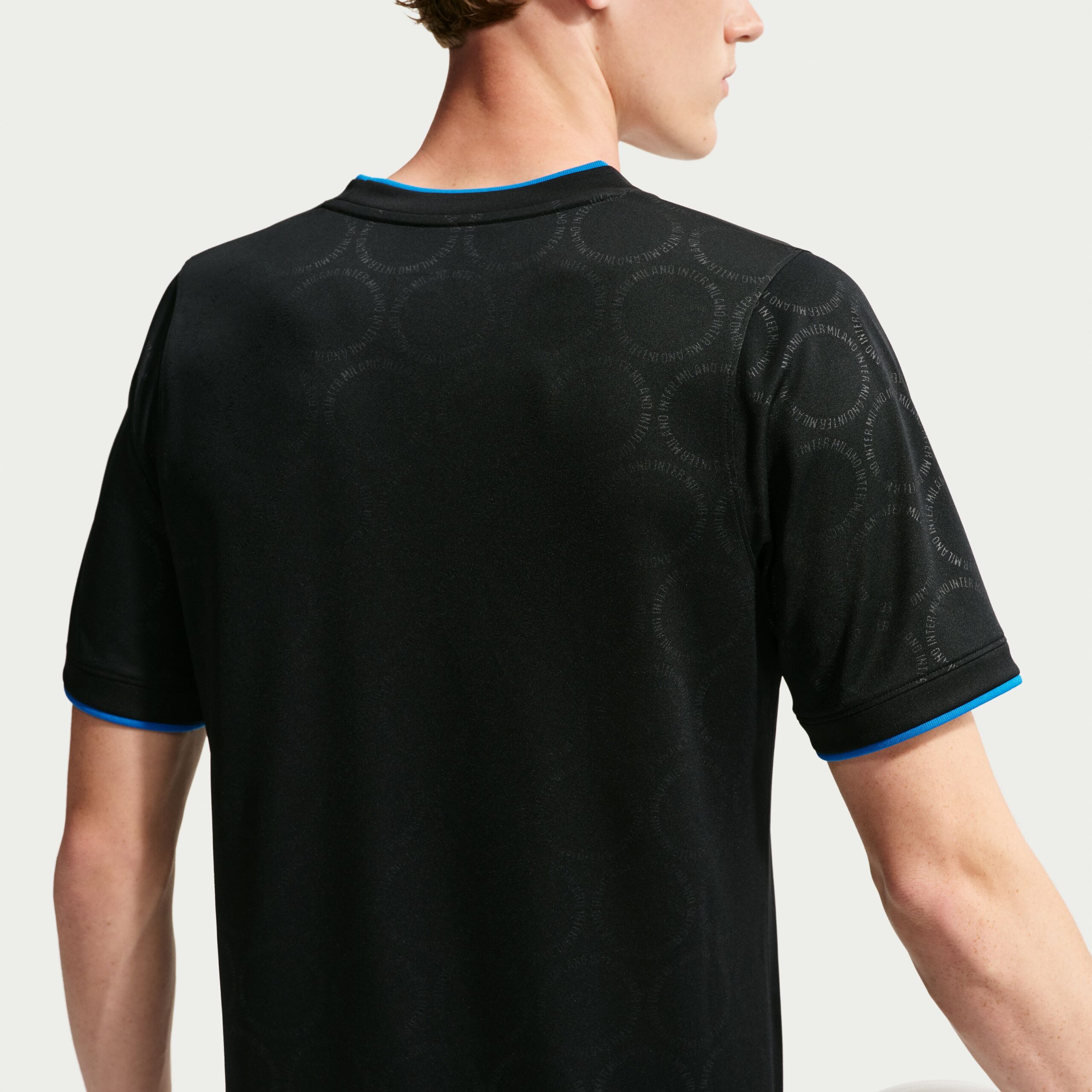 Nike Inter Milan Pre-Match Trainingsshirt 2026-2027 Zwart Blauw Goudgeel Nike Inter Milan Pre-Match Trainingsshirt 2026-2027 Zwart Blauw Goudgeel - foto 2