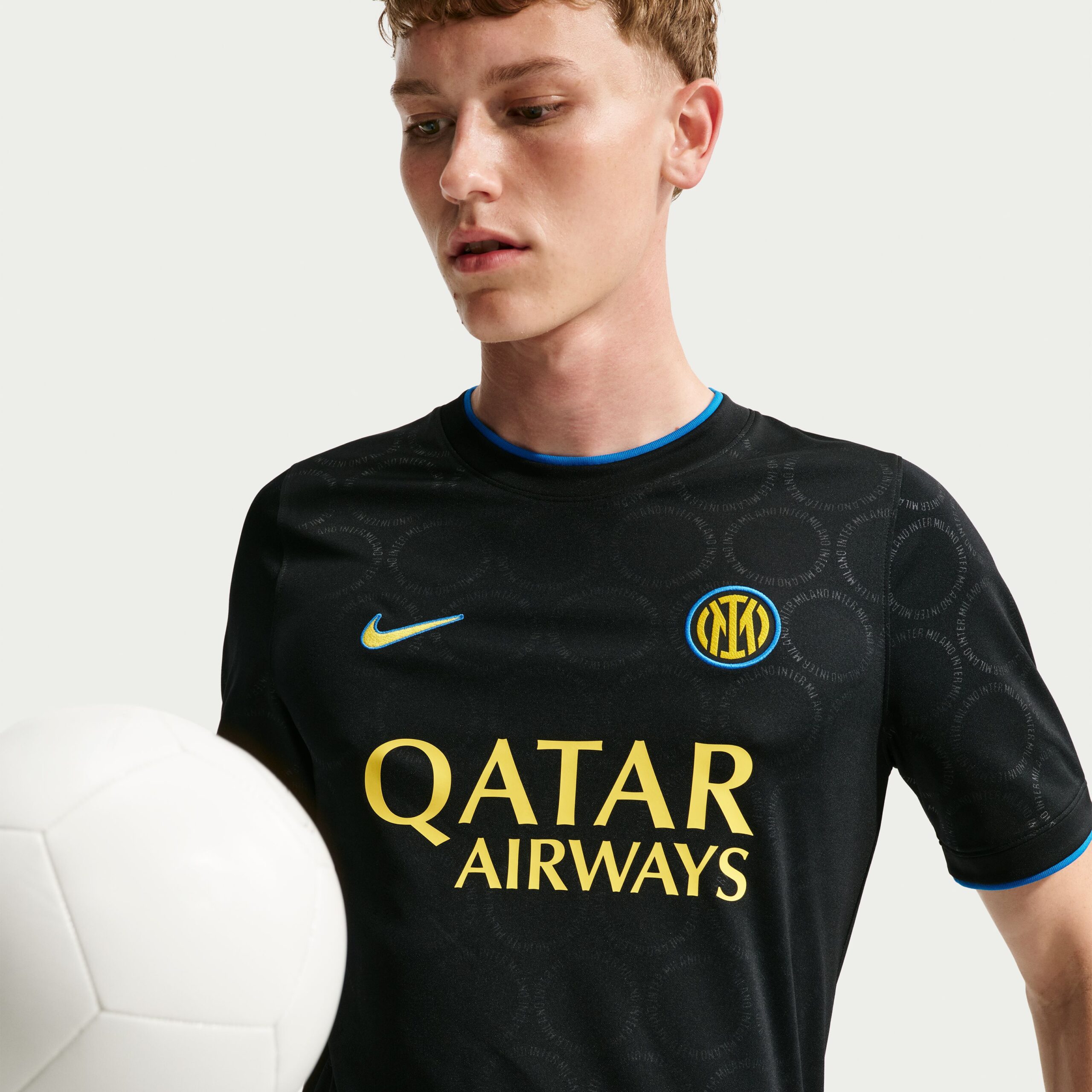 Nike Inter Milan Pre-Match Trainingsshirt 2026-2027 Zwart Blauw Goudgeel Nike Inter Milan Pre-Match Trainingsshirt 2026-2027 Zwart Blauw Goudgeel - foto 4