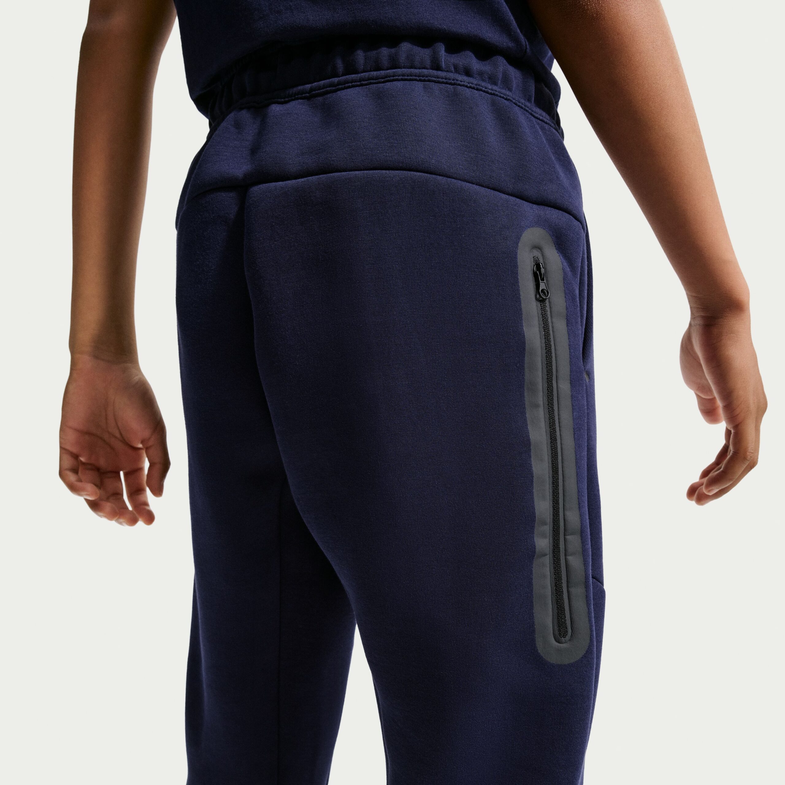 Nike FC Barcelona Tech Fleece Joggingbroek 2026-2027 Kids Donkerblauw Zwart Geel Rood Nike FC Barcelona Tech Fleece Joggingbroek 2026-2027 Kids Donkerblauw Zwart Geel Rood - foto 4