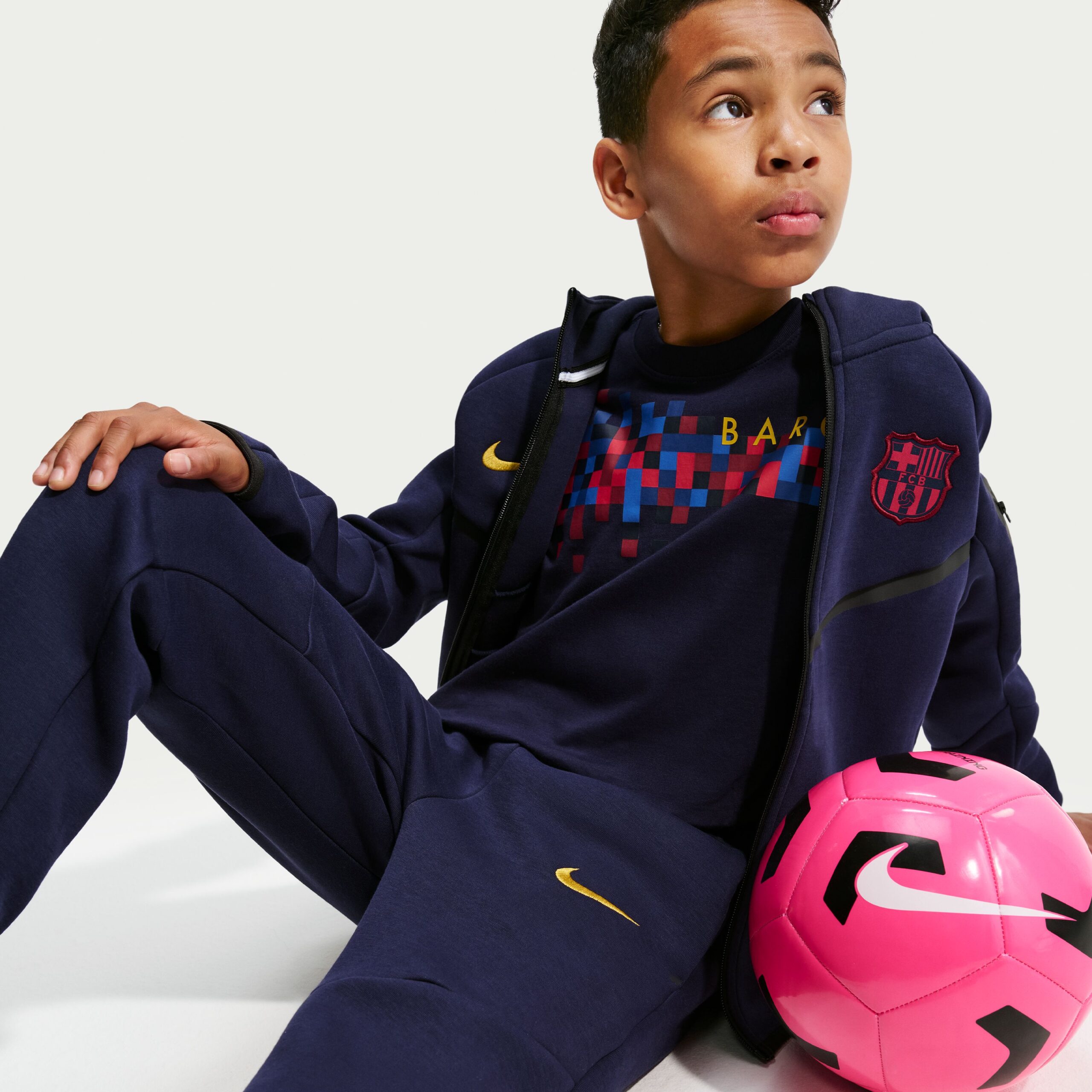 Nike FC Barcelona Tech Fleece Joggingbroek 2026-2027 Kids Donkerblauw Zwart Geel Rood Nike FC Barcelona Tech Fleece Joggingbroek 2026-2027 Kids Donkerblauw Zwart Geel Rood - foto 5