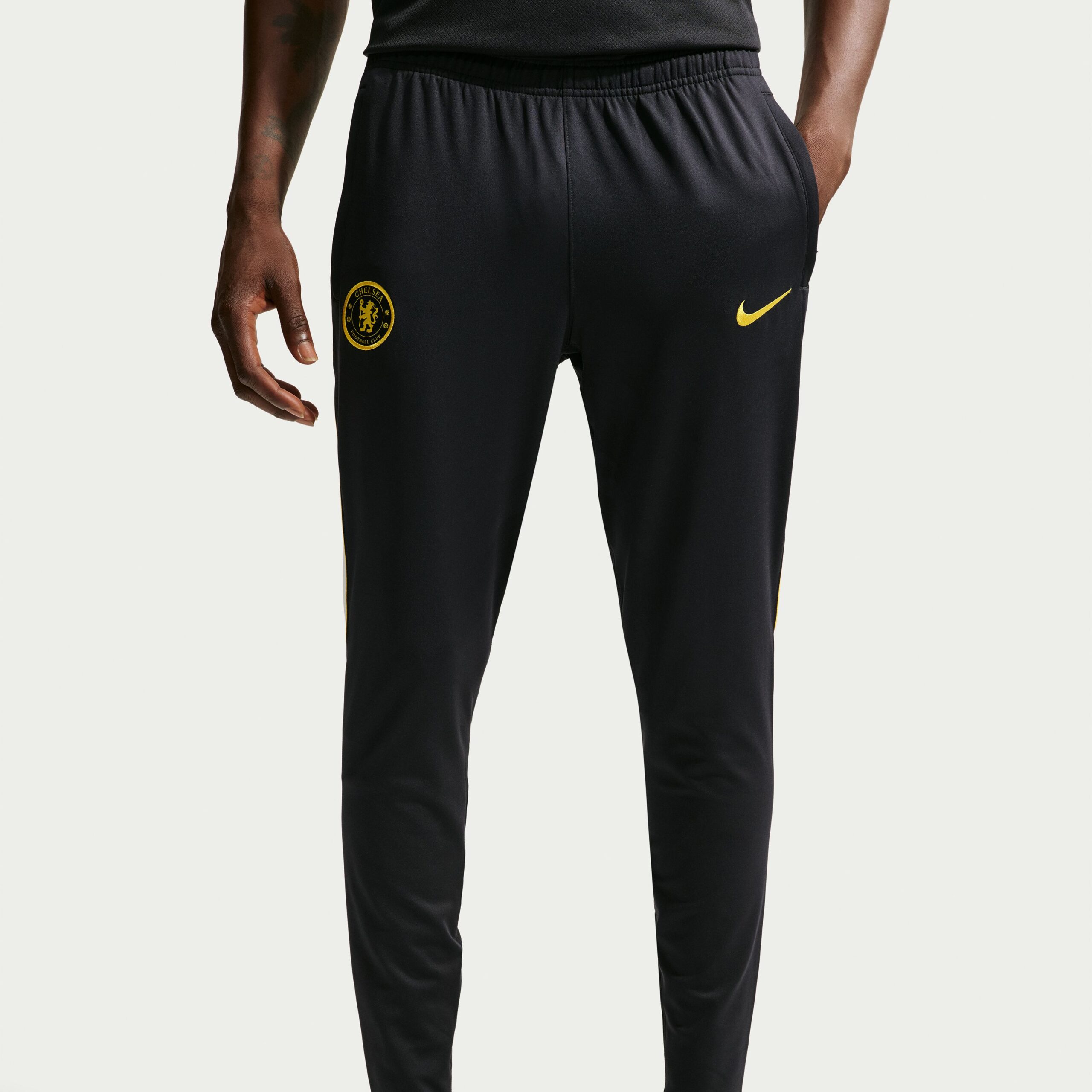 Nike Chelsea Strike Trainingsbroek 2026-2027 Donkerblauw Wit Goudgeel Nike Chelsea Strike Trainingspak 1/4-Zip 2026-2027 Donkerblauw Wit Goudgeel - foto 7