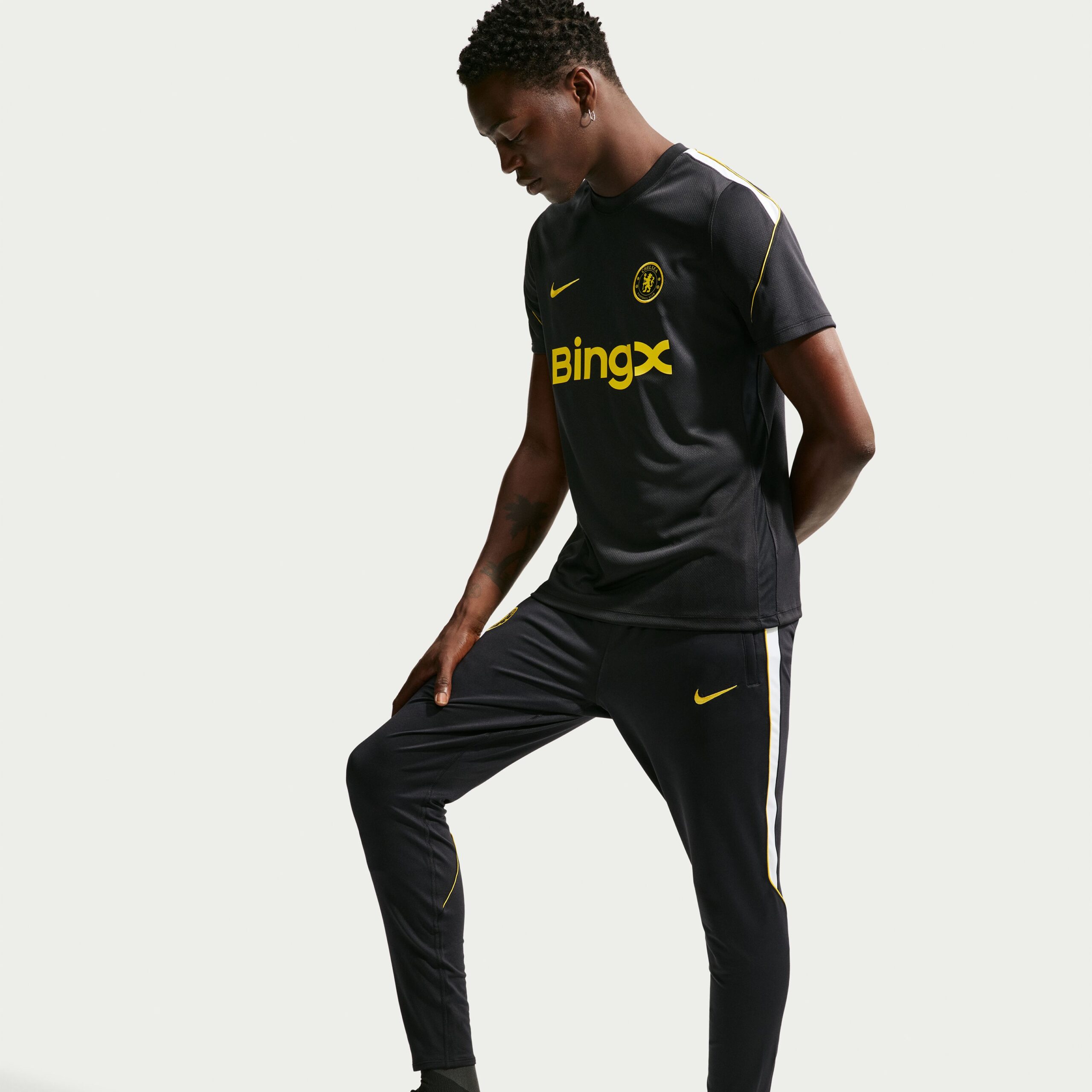 Nike Chelsea Strike Trainingsbroek 2026-2027 Donkerblauw Wit Goudgeel Nike Chelsea Strike Trainingsbroek 2026-2027 Donkerblauw Wit Goudgeel - foto 5
